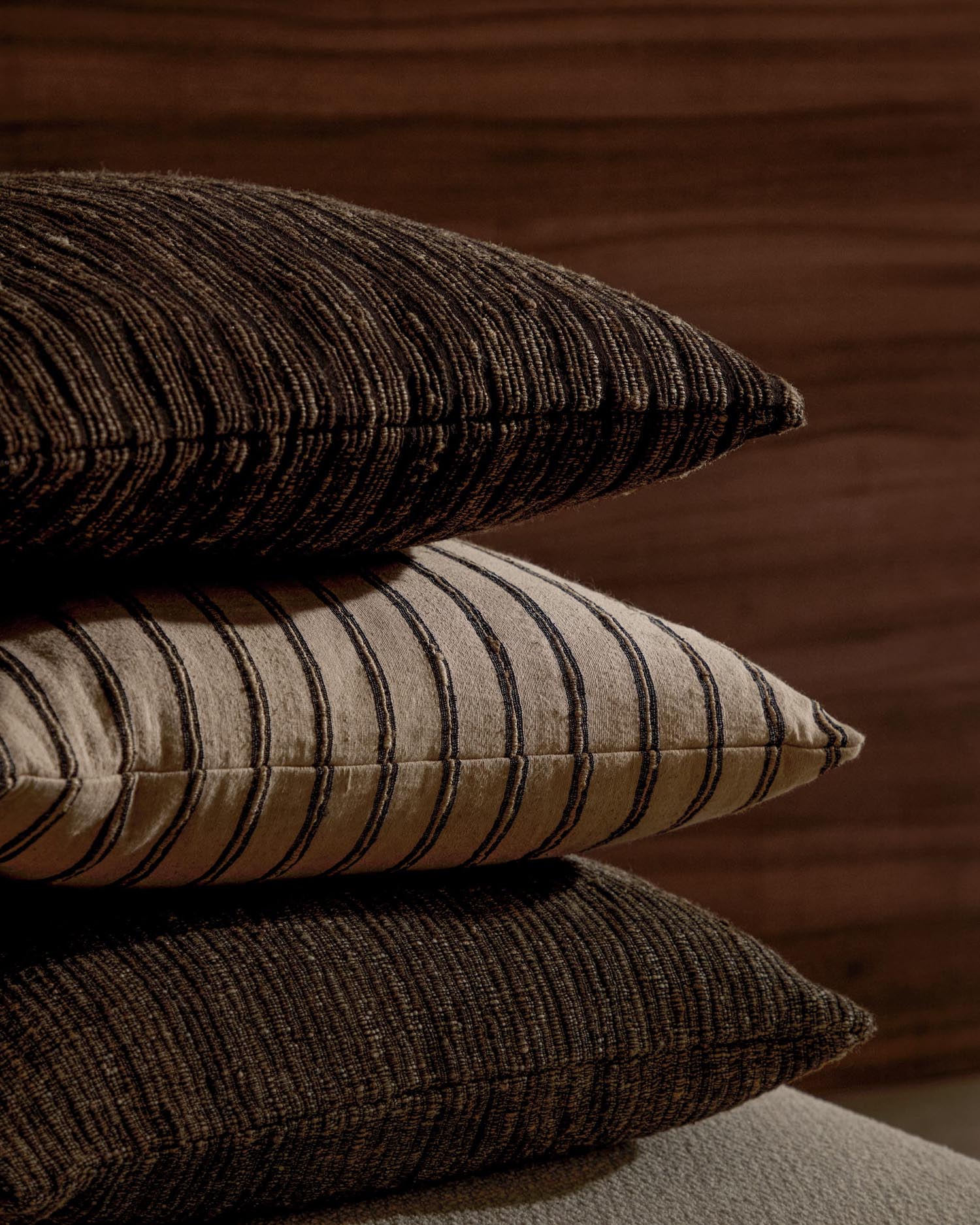 Kissenbezug Caliu aus Seide und Baumwolle beige mit grauen Streifen 45 x 45 cm in Beige präsentiert im Onlineshop von KAQTU Design AG. Deko Kissenbezug ist von Kave Home