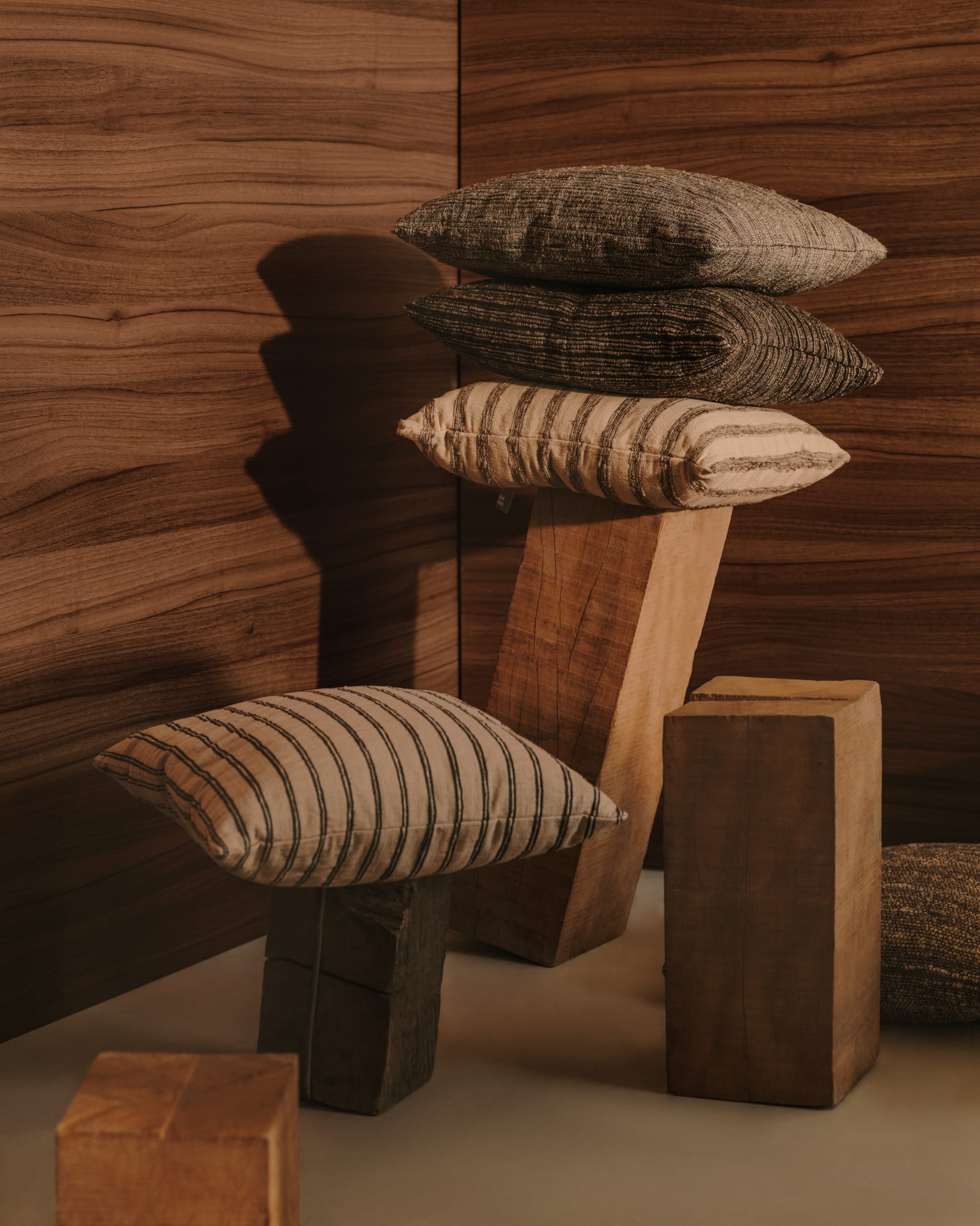 Kissenbezug Gulbe aus Seide und Baumwolle mehrfarbig 45 x 45 cm in Braun präsentiert im Onlineshop von KAQTU Design AG. Deko Kissenbezug ist von Kave Home