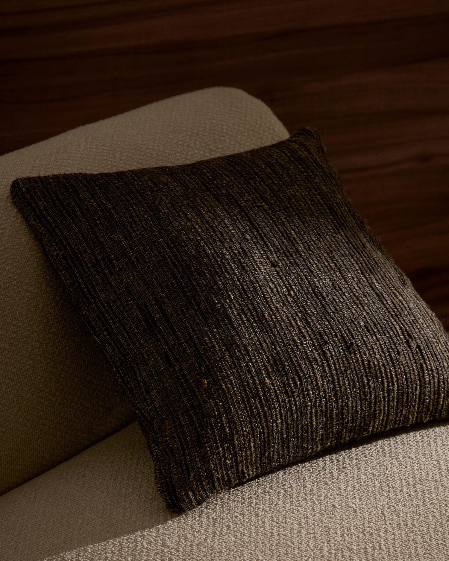 Kissenbezug Gulbe aus Seide und Baumwolle mehrfarbig 45 x 45 cm in Braun präsentiert im Onlineshop von KAQTU Design AG. Deko Kissenbezug ist von Kave Home