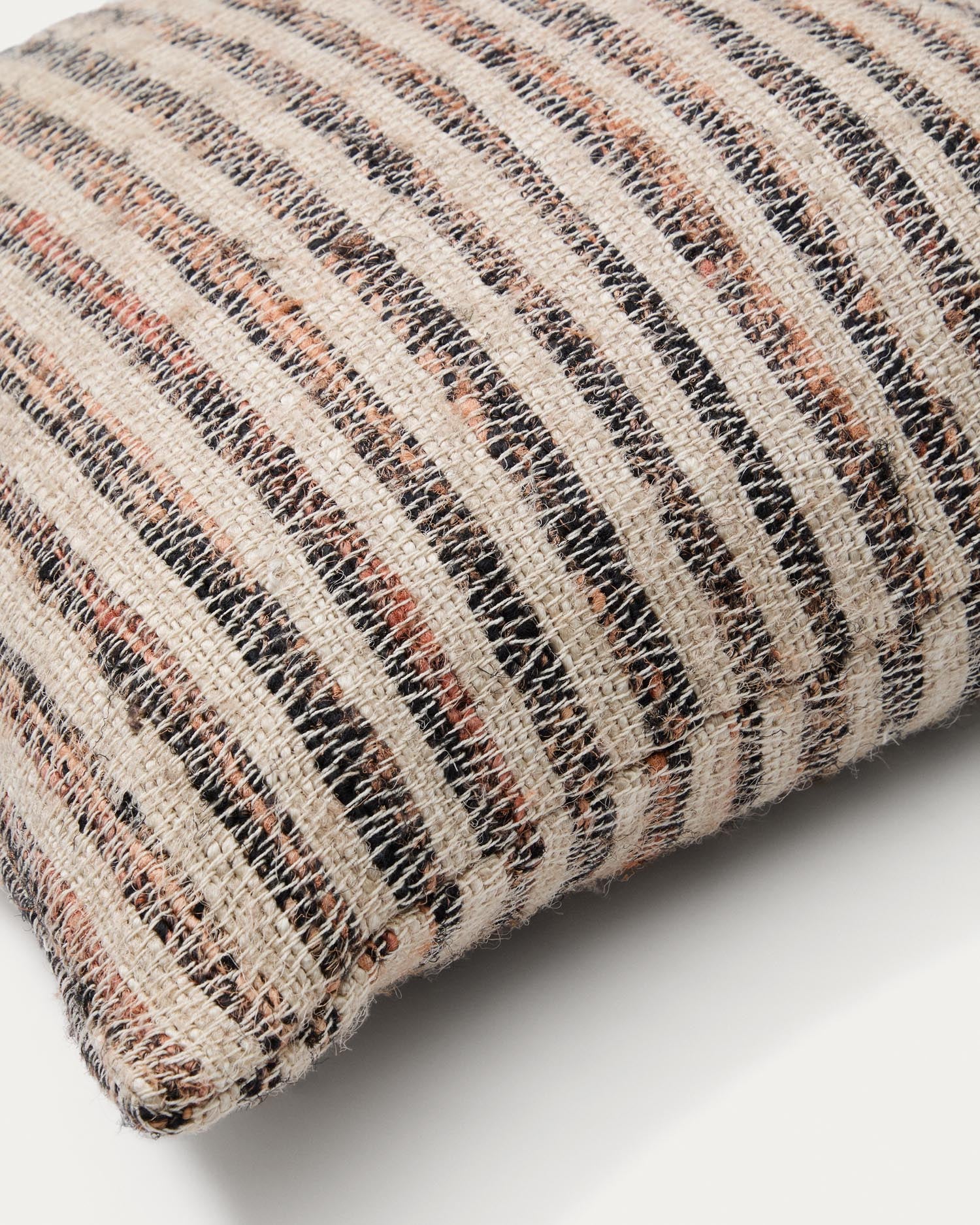Kissenbezug Wesna aus Viskose und Baumwolle gestreift mehrfarbig 45 x 45 cm in Beige, Terrakotta präsentiert im Onlineshop von KAQTU Design AG. Deko Kissenbezug ist von Kave Home