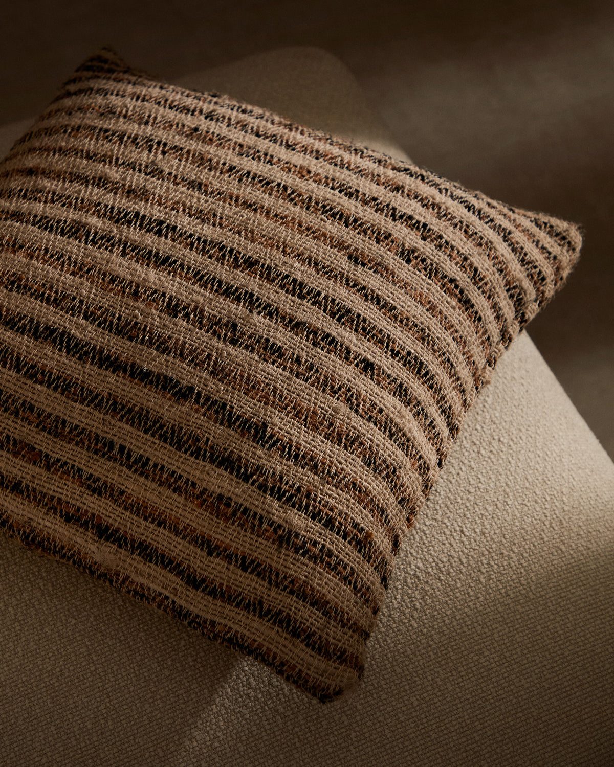 Kissenbezug Wesna aus Viskose und Baumwolle gestreift mehrfarbig 45 x 45 cm in Beige, Terrakotta präsentiert im Onlineshop von KAQTU Design AG. Deko Kissenbezug ist von Kave Home
