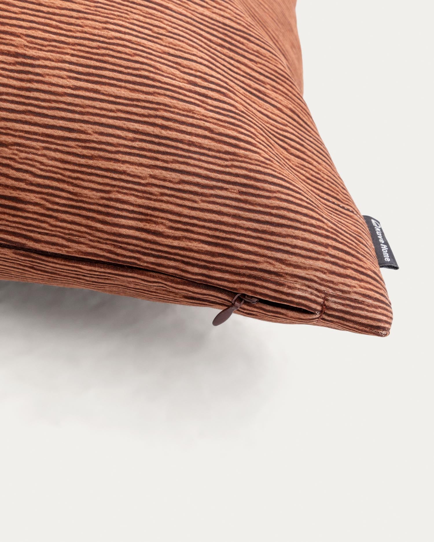 Kissenbezug Mirca Struktur braun 45 x 45 cm in Braun präsentiert im Onlineshop von KAQTU Design AG. Deko Kissenbezug ist von Kave Home