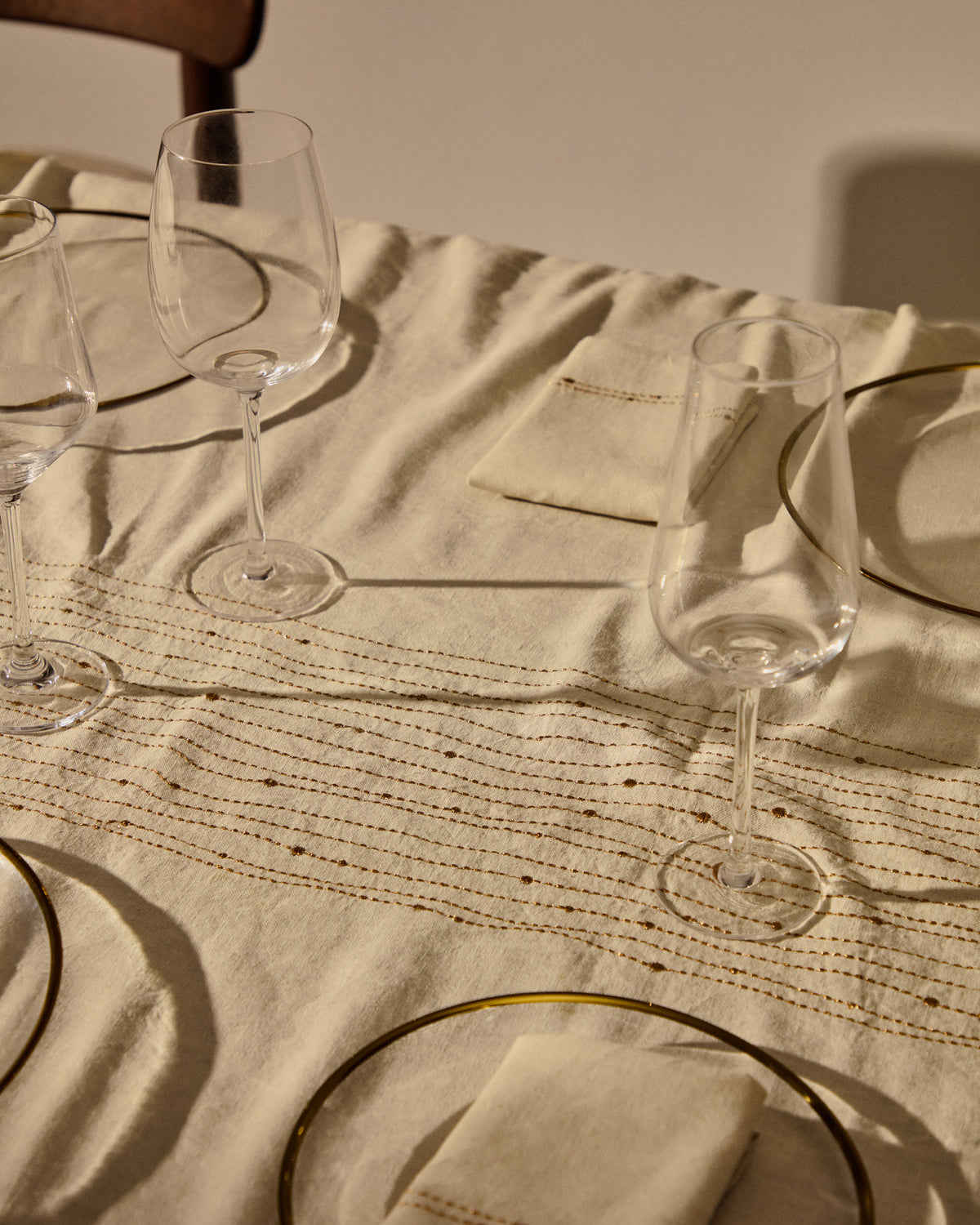Tischdecke Flia aus Leinen und Baumwolle weiss mit goldfarbener Lurex-Stickerei 150 x 250 cm in Weiss, Gold präsentiert im Onlineshop von KAQTU Design AG. Tischdecke ist von Kave Home