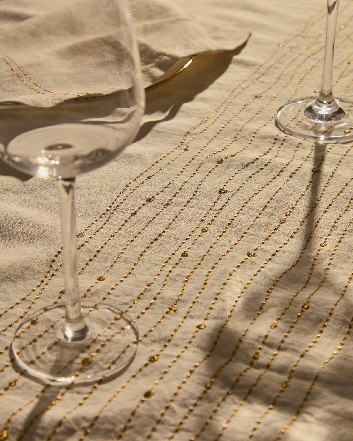 Tischdecke Flia aus Leinen und Baumwolle weiss mit goldfarbener Lurex-Stickerei 150 x 250 cm in Weiss, Gold präsentiert im Onlineshop von KAQTU Design AG. Tischdecke ist von Kave Home