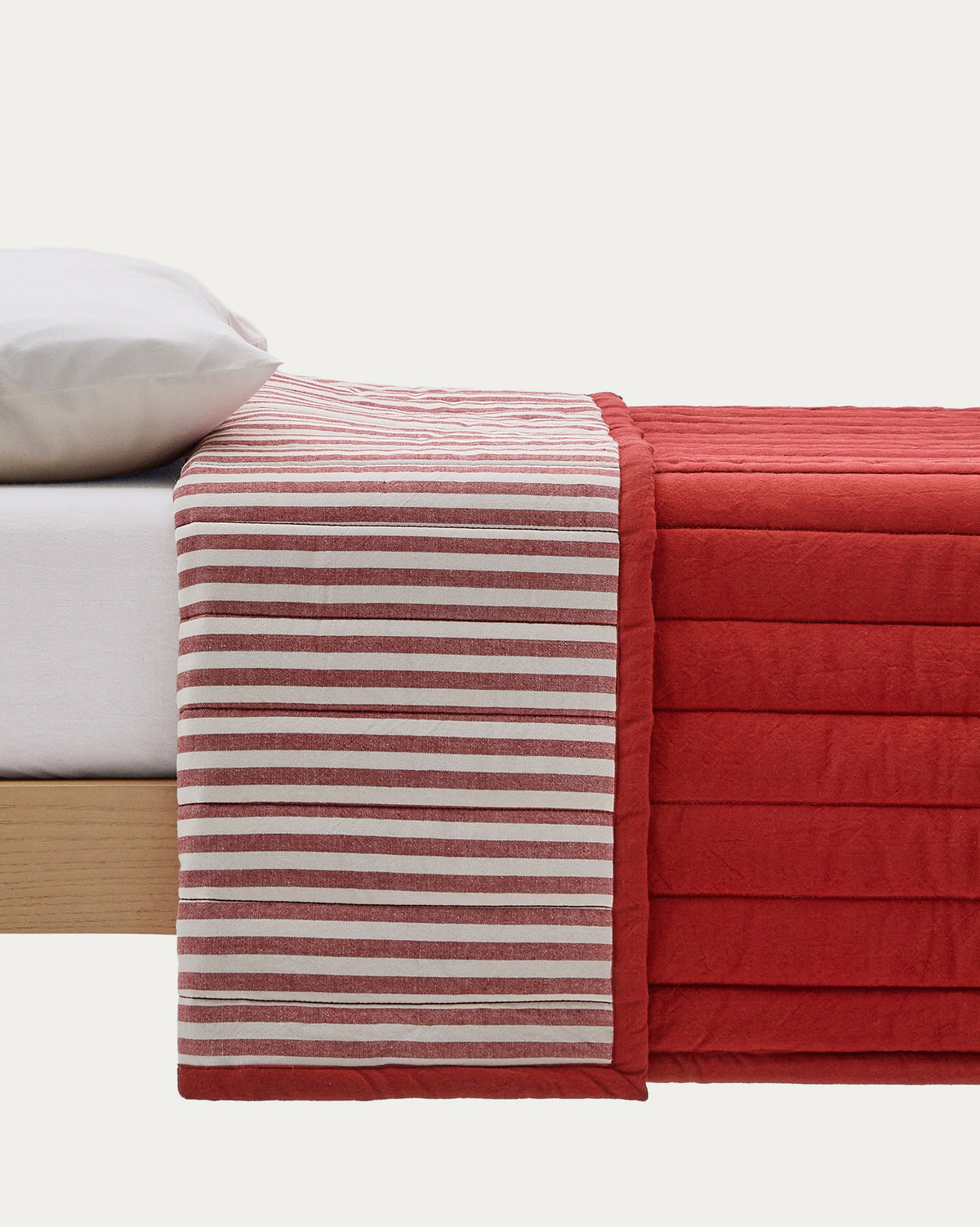 Tagesdecke Sini aus 100% Baumwolle in Rot für ein 90-cm-Bett in Rot präsentiert im Onlineshop von KAQTU Design AG. Bettüberwurf ist von Kave Home