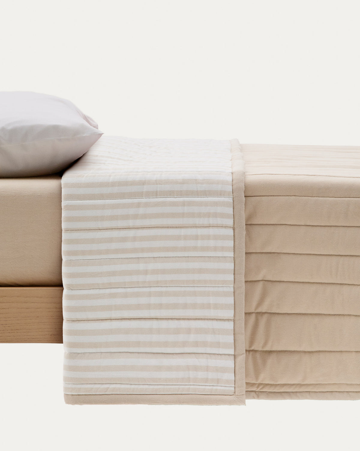 Tagesdecke Sini aus 100% Bio-Baumwolle beige für Bett von 90 cm in Beige präsentiert im Onlineshop von KAQTU Design AG. Bettüberwurf ist von Kave Home