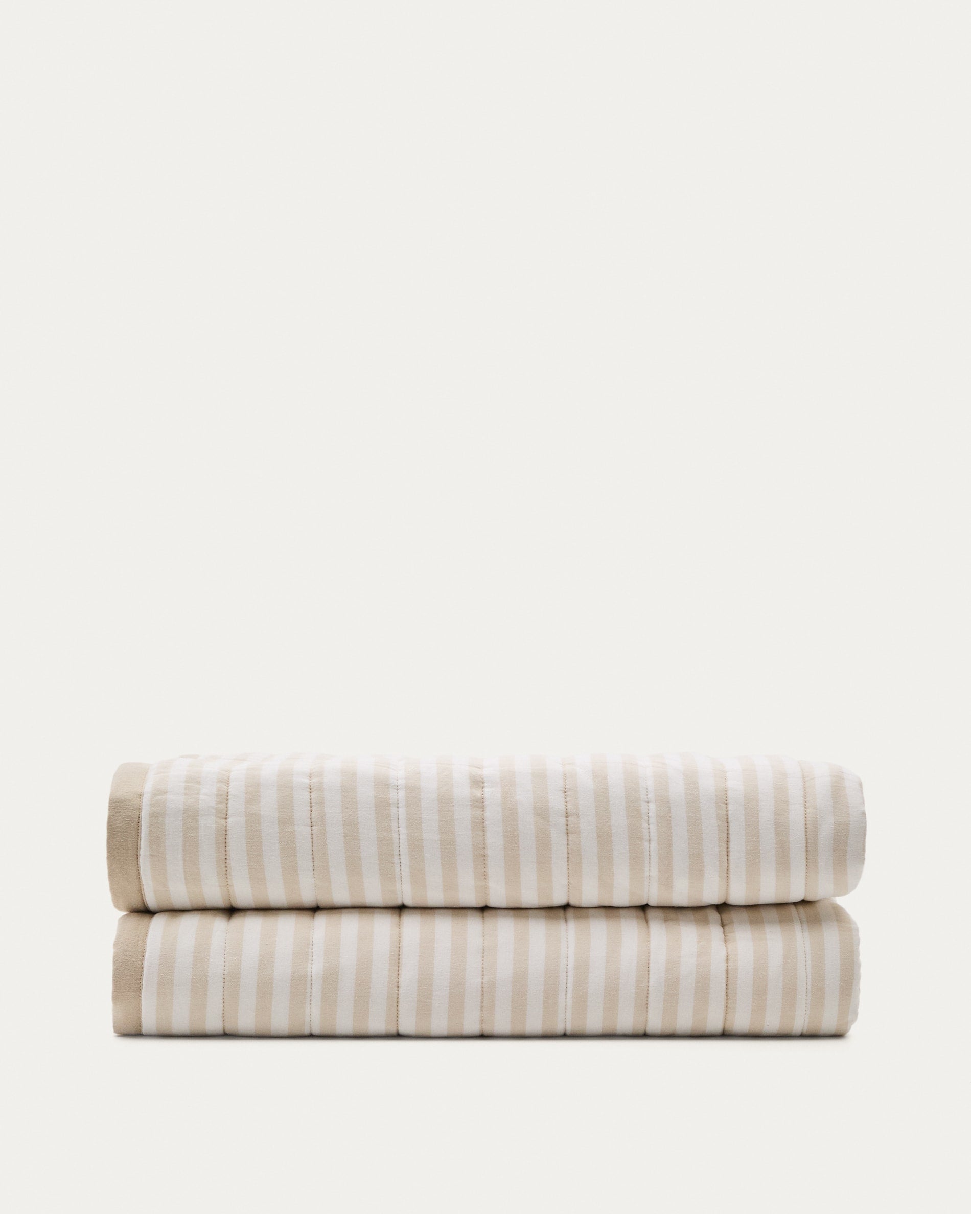 Tagesdecke Sini aus 100% Bio-Baumwolle beige für Bett 90 cm in Beige präsentiert im Onlineshop von KAQTU Design AG. Bettüberwurf ist von Kave Home