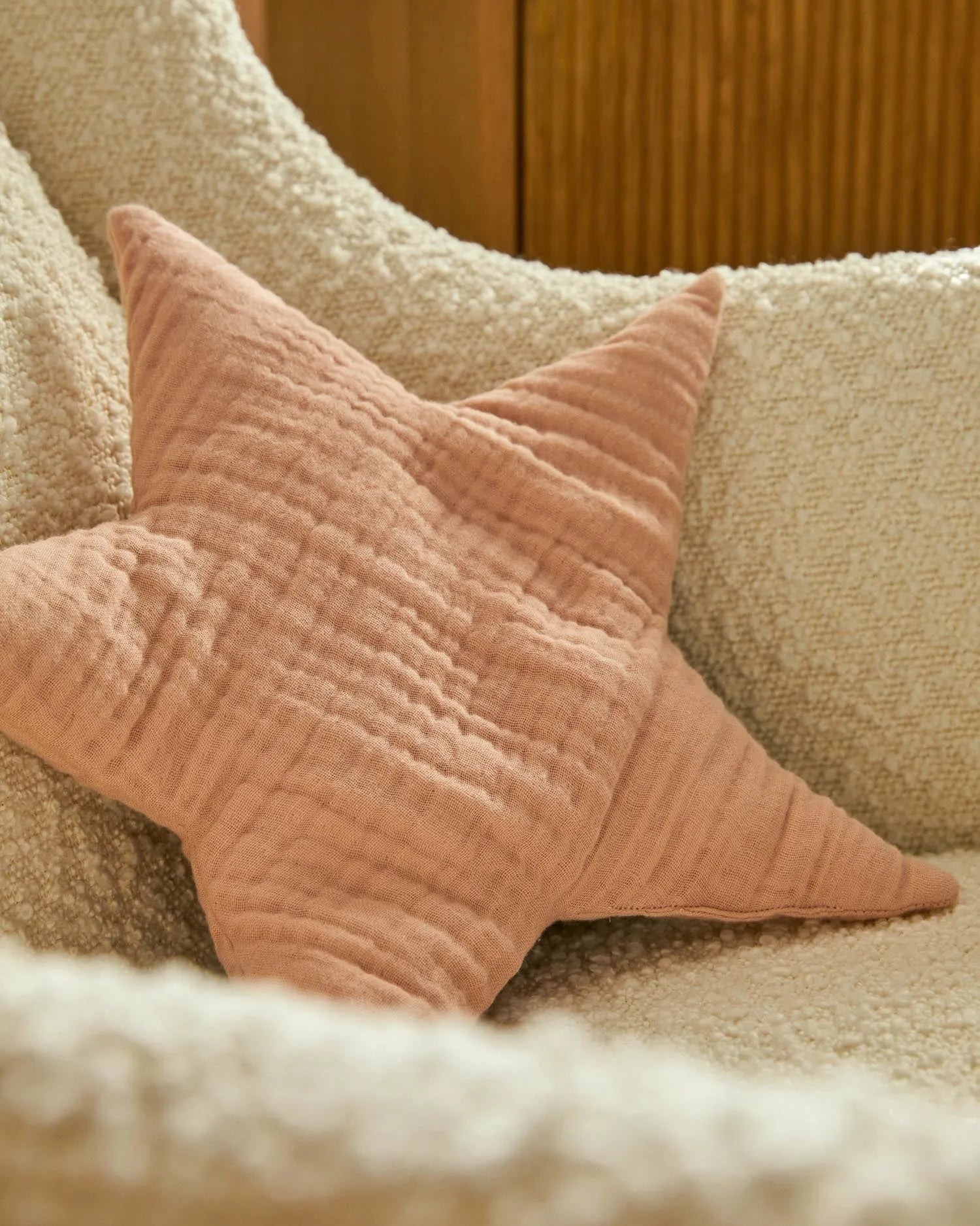 Sternkissen Laily aus Bio-Baumwolle in Rosa, 30x30 cm, von Kave Home. Nachhaltig, weich und stilvoll für Ihr Zuhause.