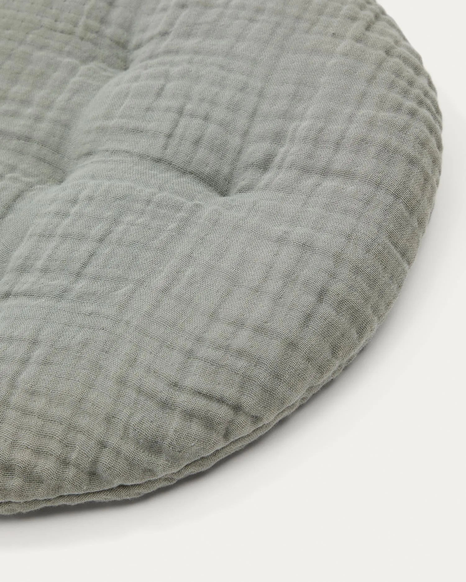 Rundes Kissen Laily aus 100% Bio-Baumwolle in Grün, Ø30 cm, von Kave Home. Nachhaltig, stilvoll und bequem für Ihr Zuhause.