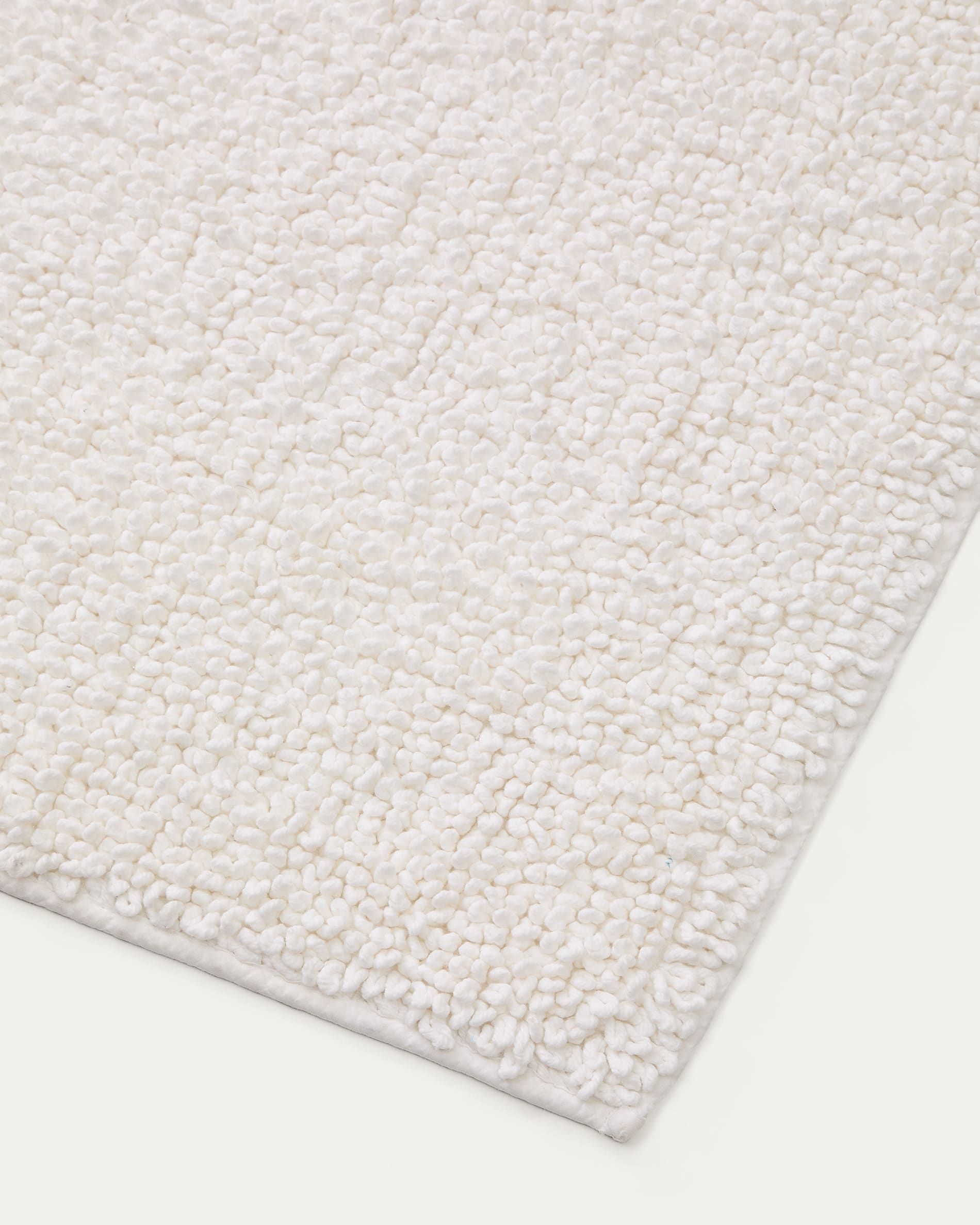 Entdecken Sie die Uvite Badematte von Kave Home: 100% Baumwolle, 50x70 cm, in elegantem Weiß. Ideal für Komfort, Stil und einfache Pflege.