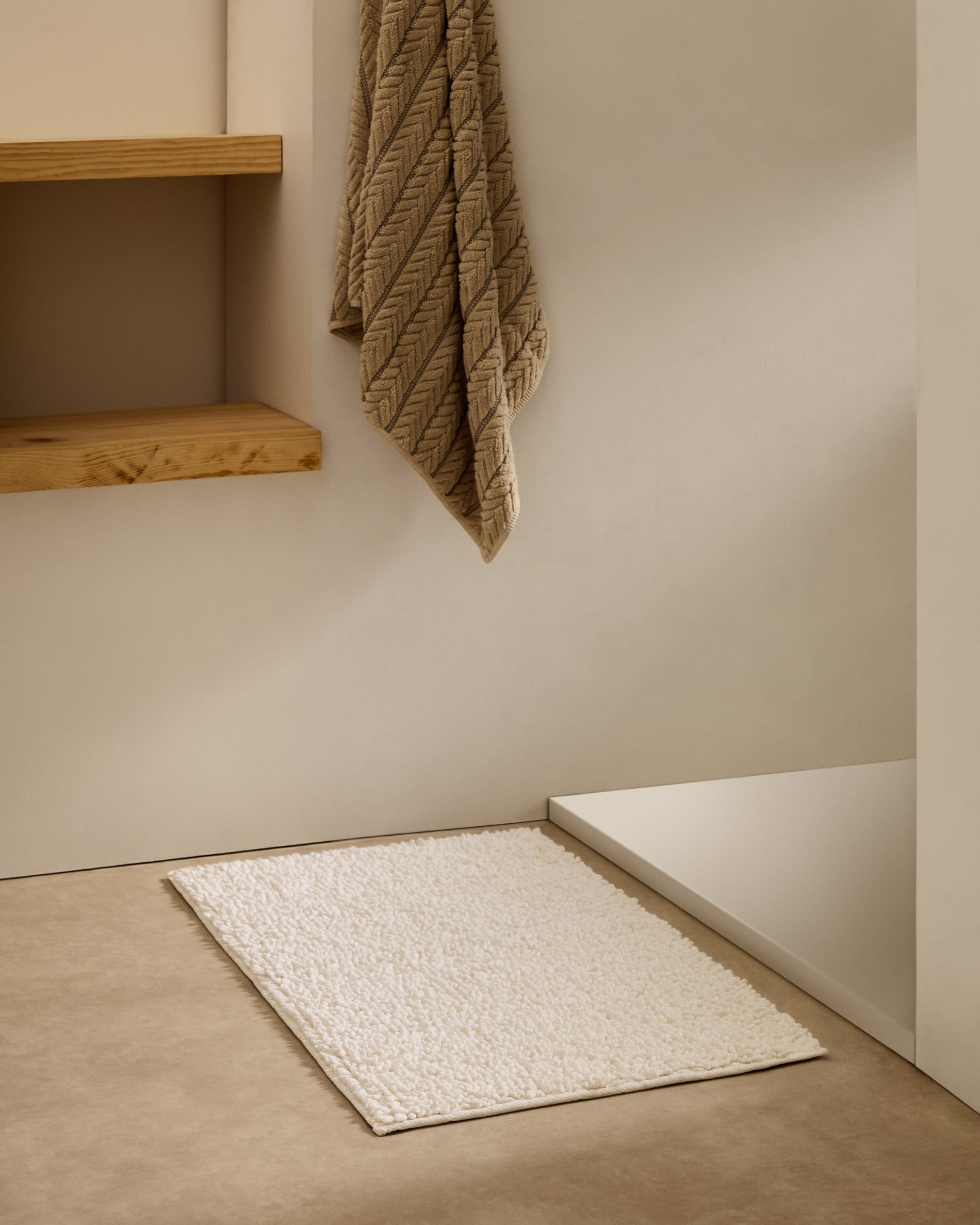 Die Uvite Badematte von Kave Home: 100% Baumwolle, 50x70 cm, weiss. Weich, saugfähig, elegant und pflegeleicht für Ihr Badezimmer.
