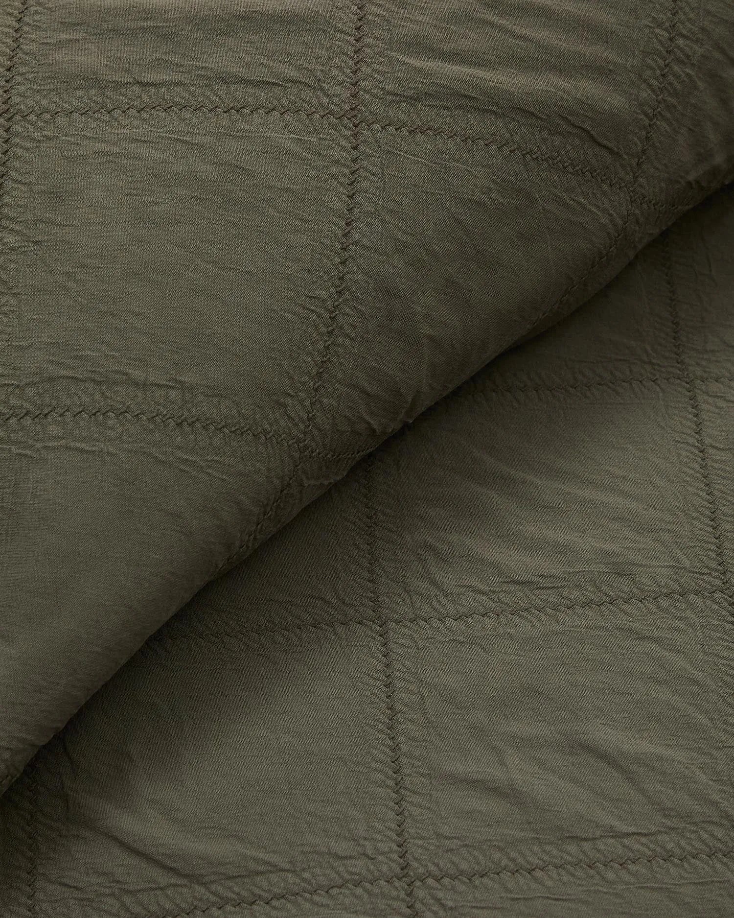 Tagesdecke aus grüner Baumwoll-Chenille mit Rauten, ideal für 150/160 cm Betten, stilvoll und komfortabel von Kave Home.