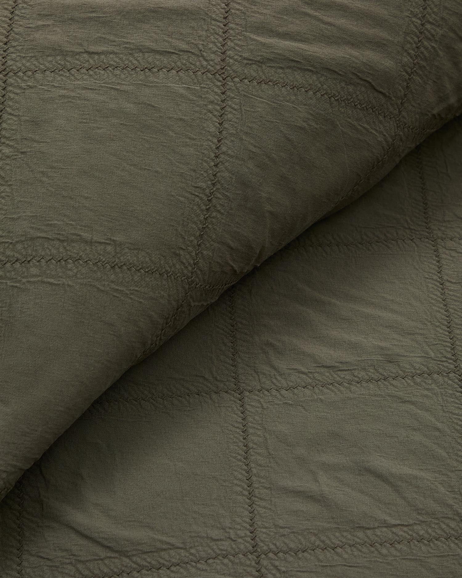Elegante grüne Tagesdecke aus 100% Baumwoll-Chenille mit raffiniertem Rautendesign, ideal für Betten 150/160 cm – für ein gemütliches Schlafzimmer.