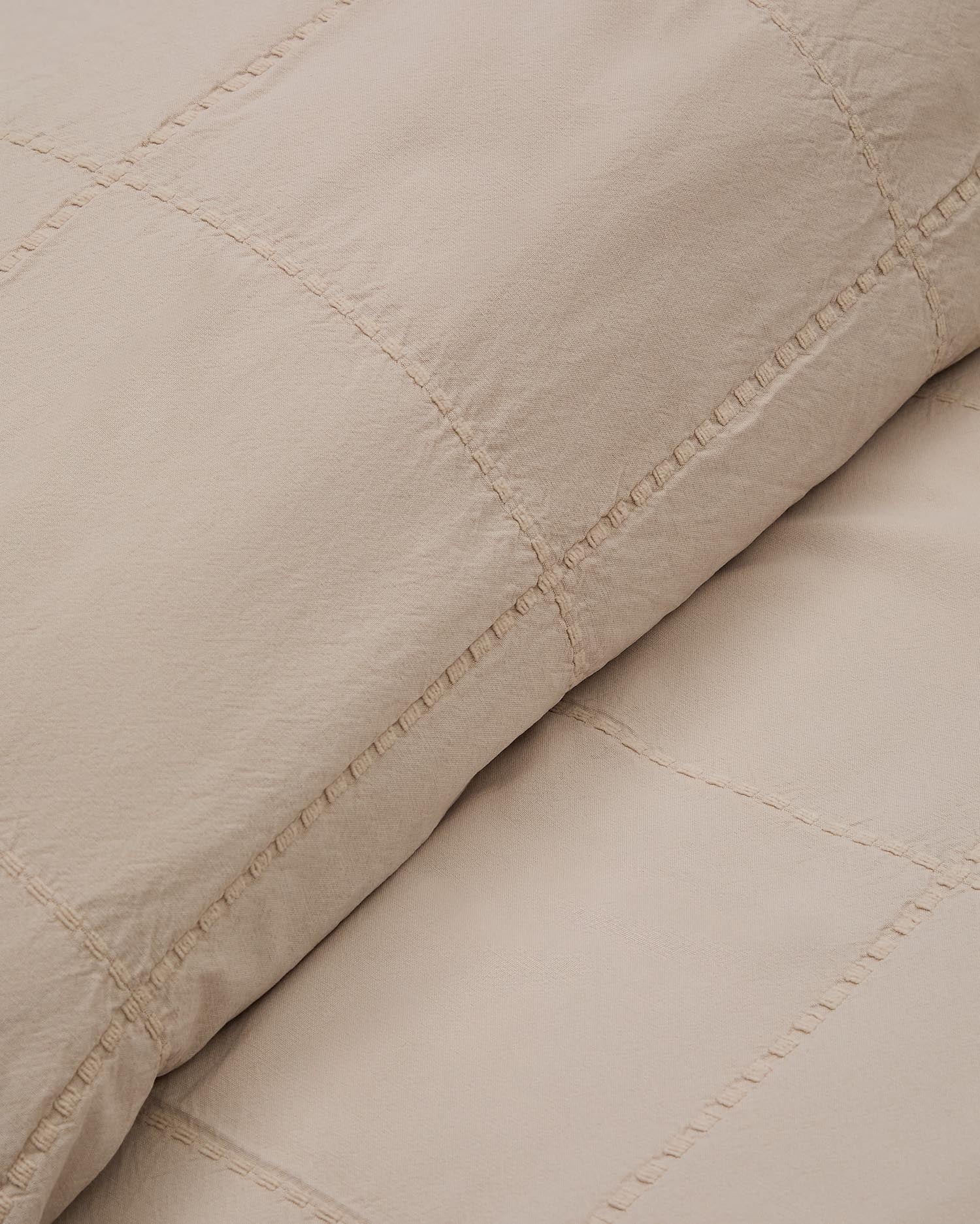 Tagesdecke Isor aus Chenille 100% Baumwolle ecru mit Karomuster für Bett 90/135 cm in Ecru präsentiert im Onlineshop von KAQTU Design AG. Wolldecke ist von Kave Home
