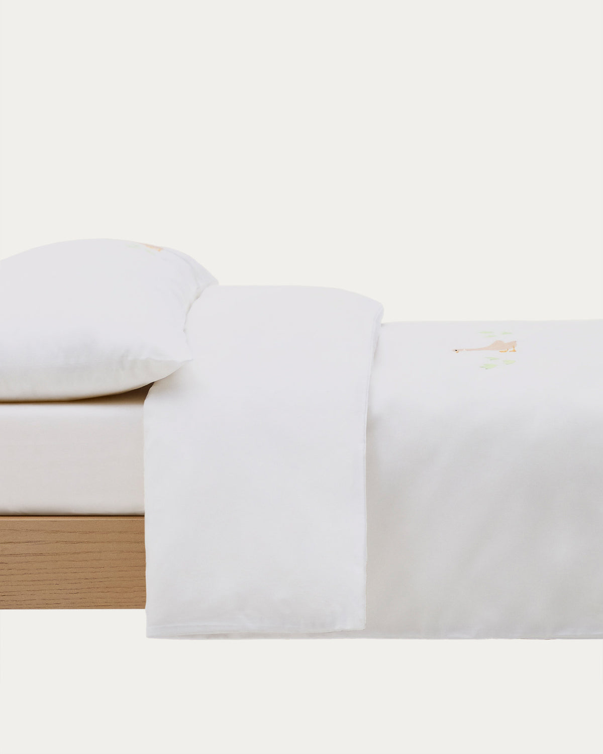 Set Milu Bezüge für Decken und Kopfkissen mit Gänsestickerei für Funktionsbetten für Kinder 70 x 140 cm in Weiss präsentiert im Onlineshop von KAQTU Design AG. Bettwäsche ist von Kave Home