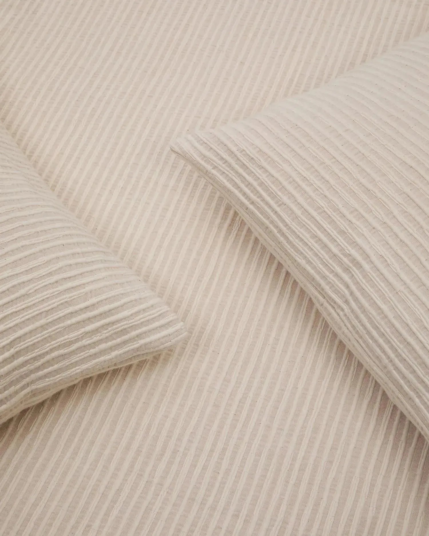 Elegante Tagesdecke Vindi aus reiner Baumwolle in Ecru mit Fantasiestreifen, ideal für Betten 150/160 cm, stilvoll und gemütlich.