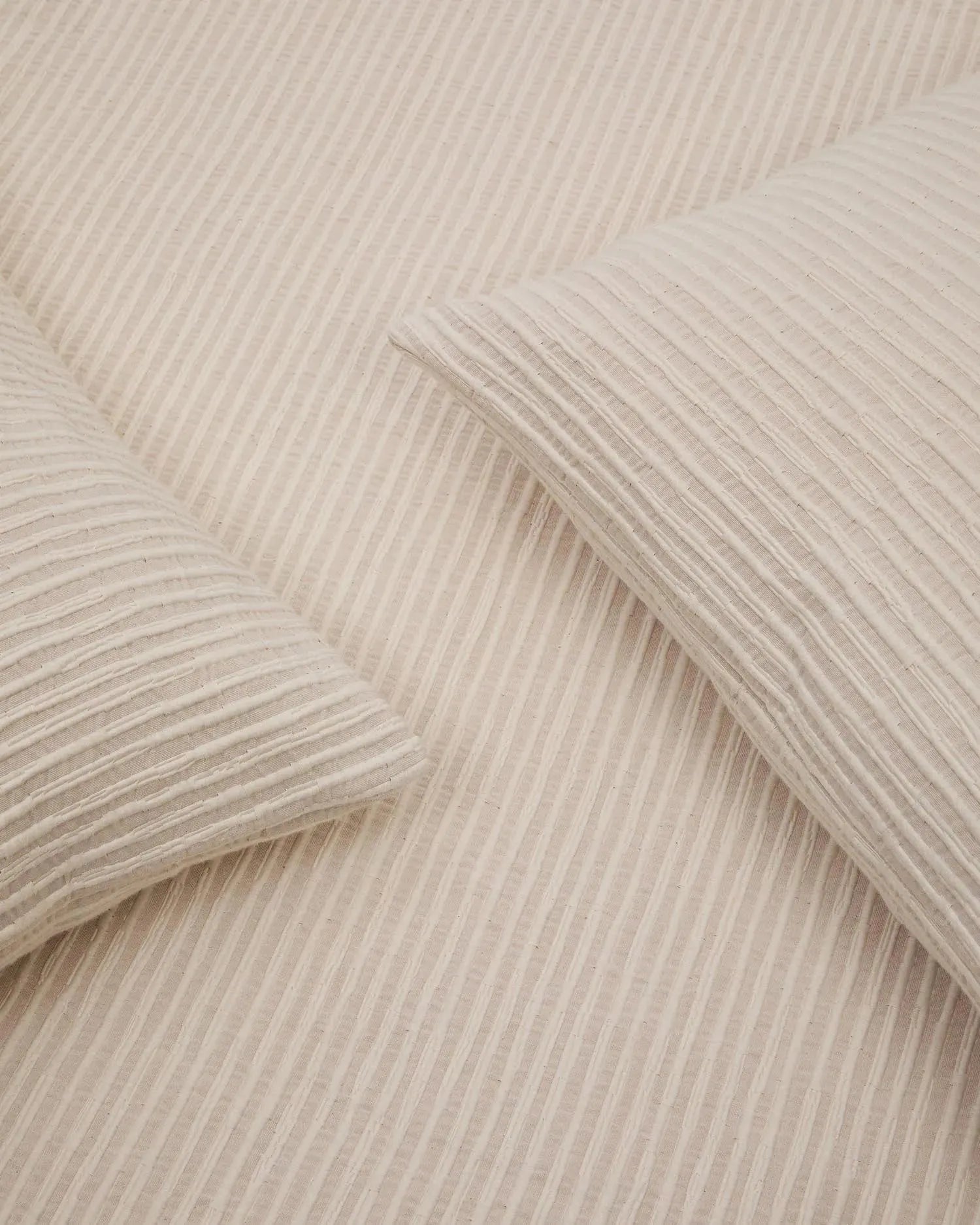 Tagesdecke Vindi aus 100% Baumwolle in Ecru mit Fantasiestreifen, passend für Betten 150/160 cm, stilvoll und hochwertig.