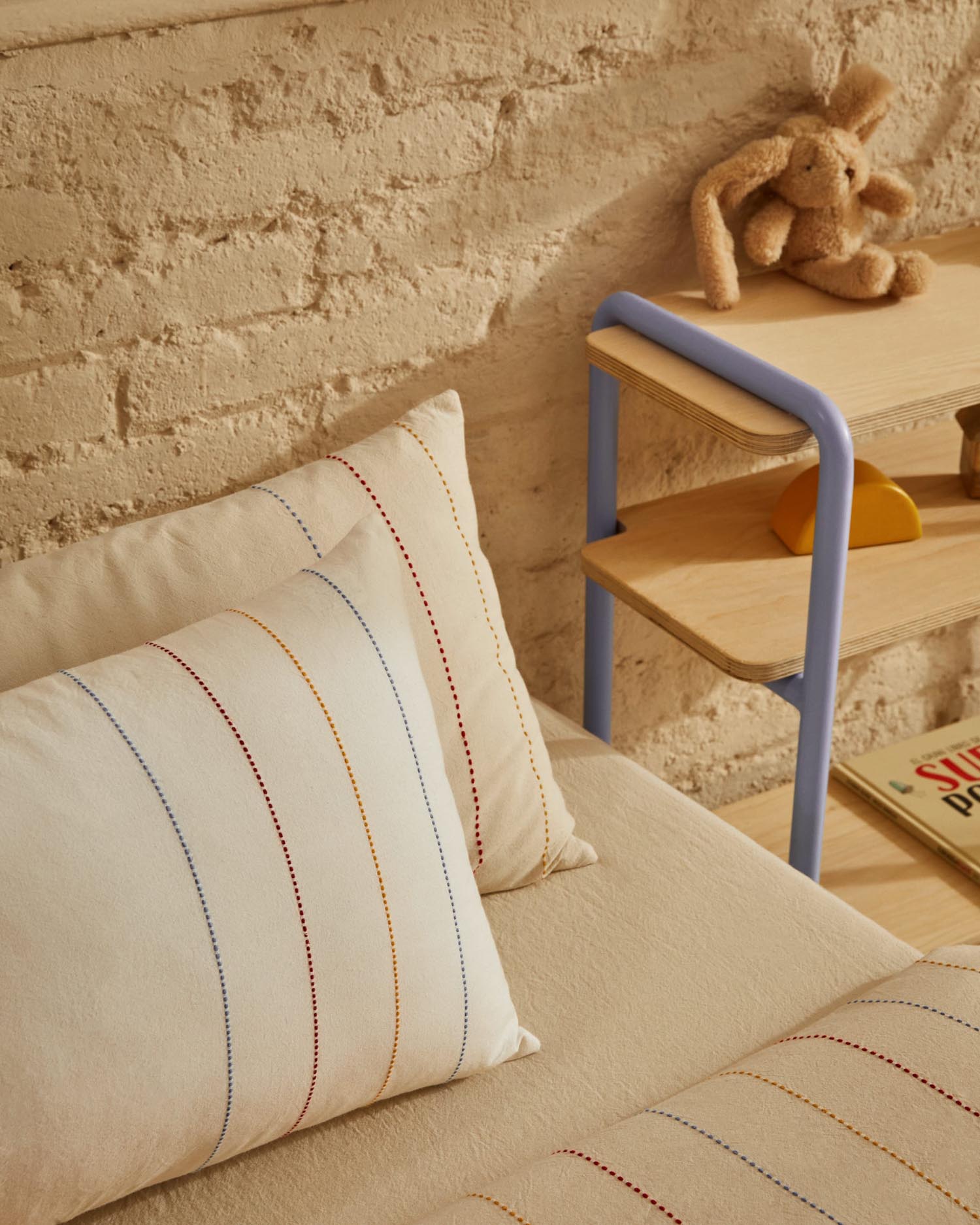 Set Indani Bezug für Decke, Kopfkissen, Spannbetttuch 100%Bio-Baumwolle gestreift Bett 70  in Weiss präsentiert im Onlineshop von KAQTU Design AG. Bettwäsche ist von Kave Home