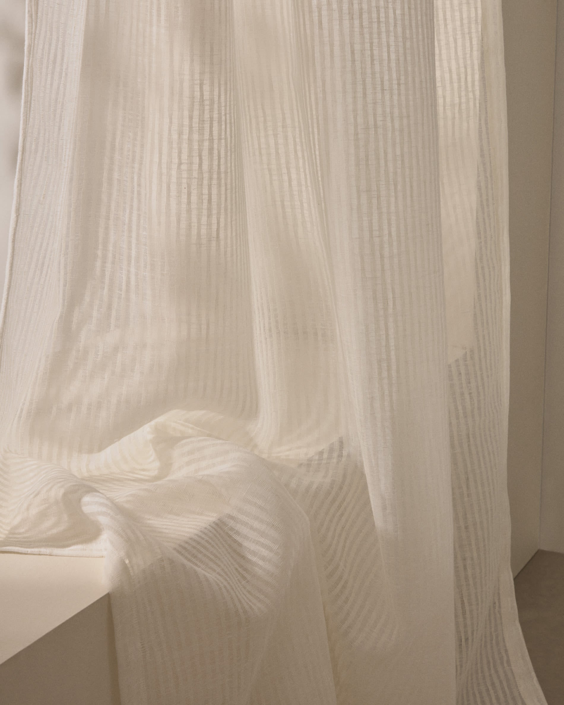 Eleganter Vorhang Rila in Ecru mit Streifenstruktur, 140x270 cm, von Kave Home, ideal für stilvolle Wohnräume.