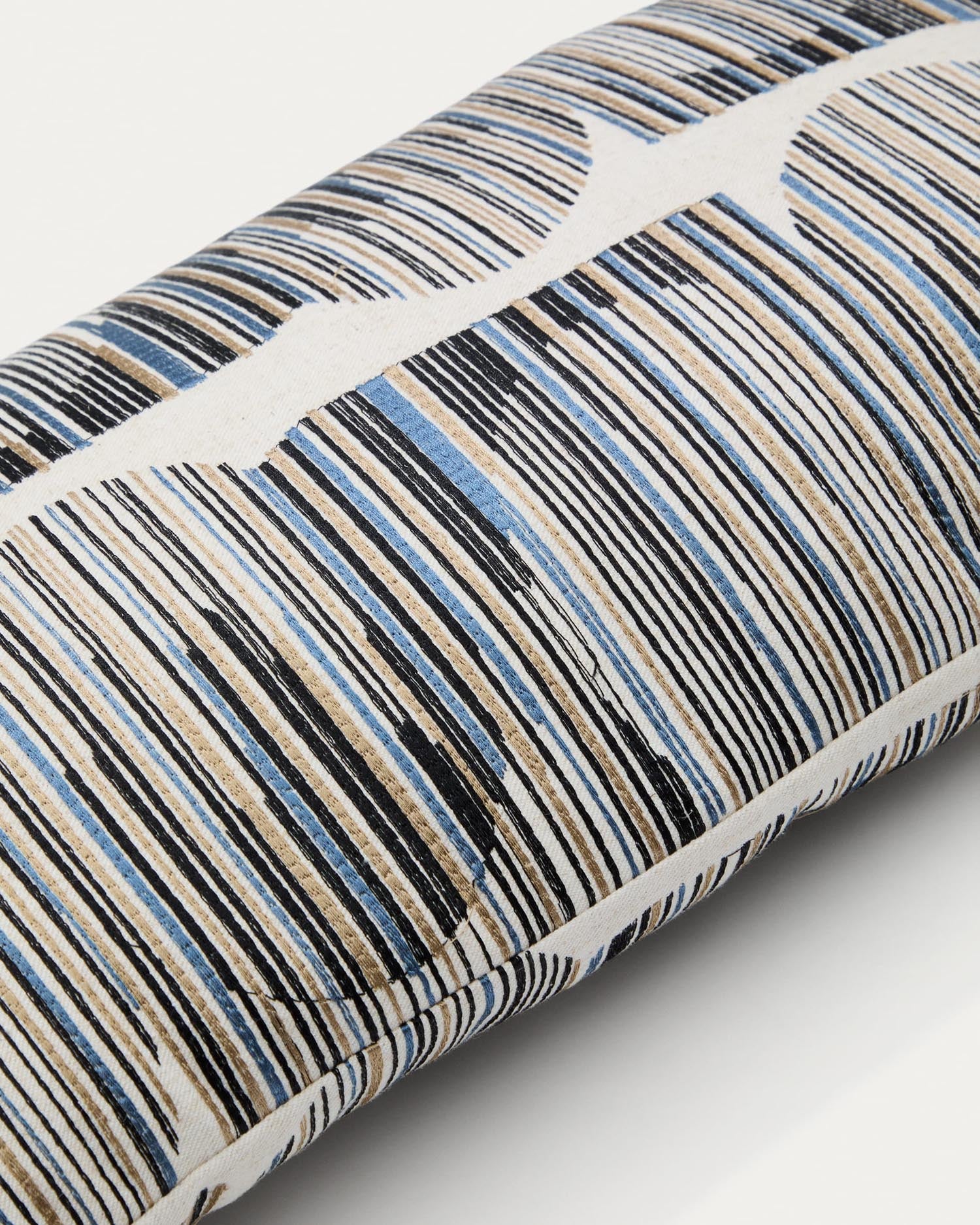 Kissenbezug Log mit grafischer Stickerei mehrfarbig 30 x 50 cm in Blau präsentiert im Onlineshop von KAQTU Design AG. Deko Kissenbezug ist von Kave Home