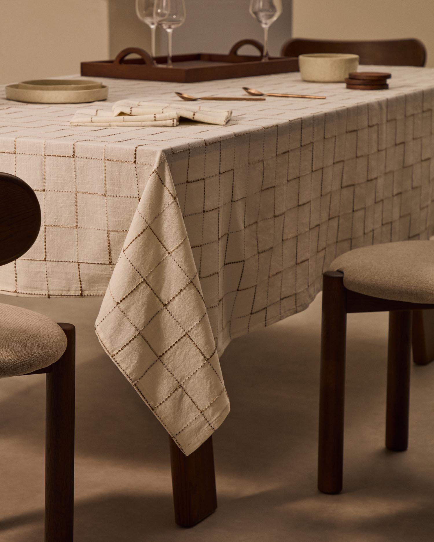 Elegantes Set aus 2 weissen Baumwollservietten von Kave Home, ideal für stilvolle Tischdekoration und gehobene Essenspräsentation.