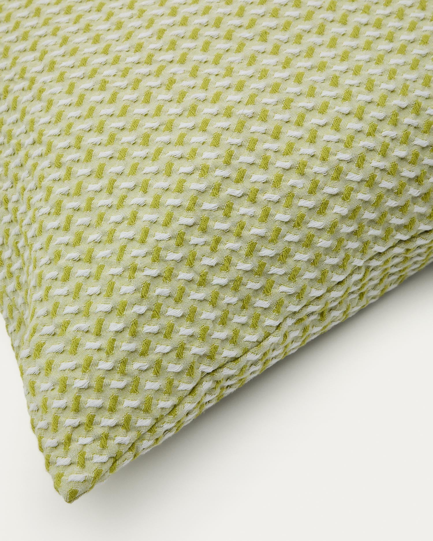 Kissenbezug Lunira aus Waffelstoff grün 50 x 50 cm in Hellgrün präsentiert im Onlineshop von KAQTU Design AG. Deko Kissenbezug ist von Kave Home