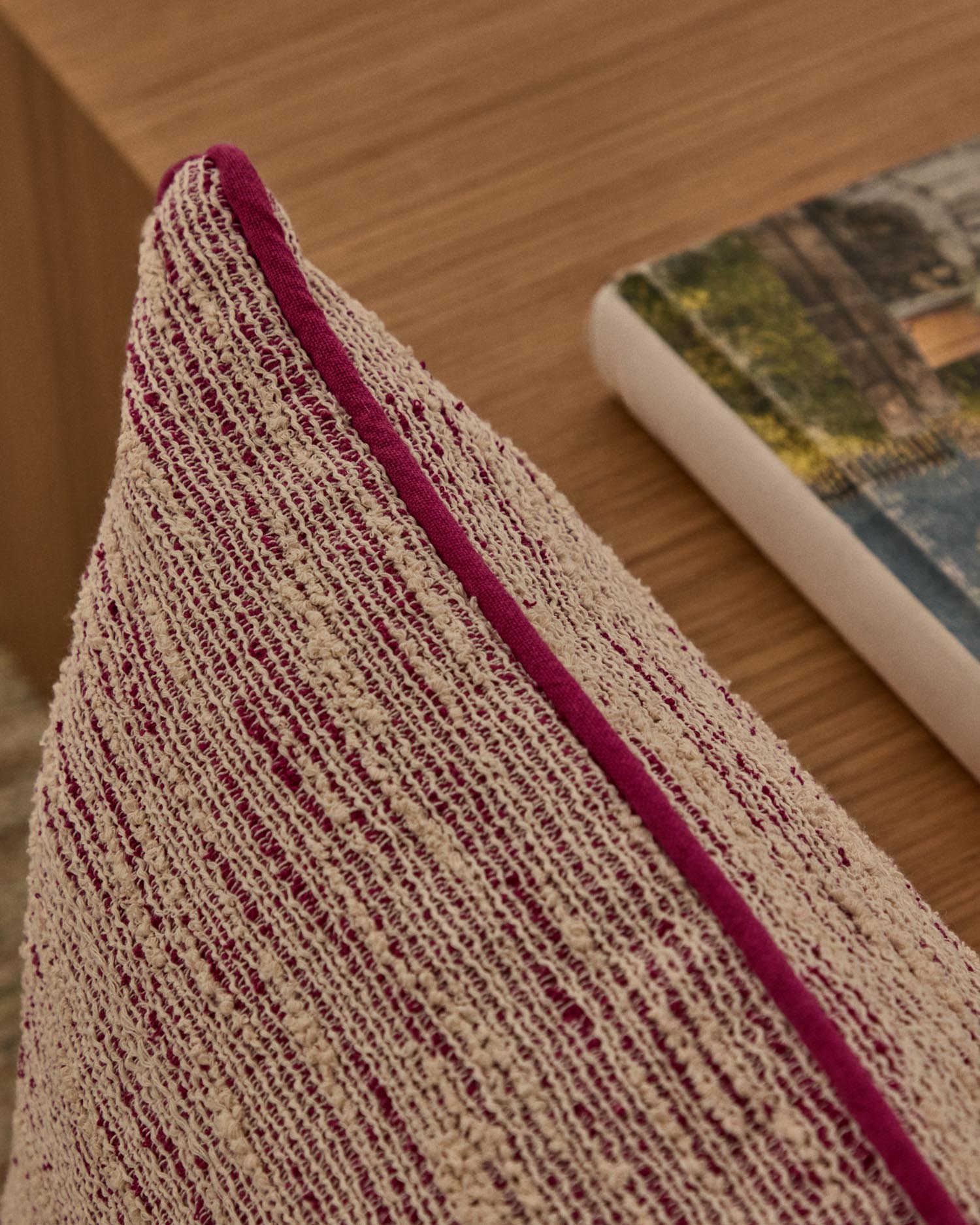 Kissenbezug Brisella Jacquard mit kontrastierender Biese rosa 45 x 45 cm in Rosa präsentiert im Onlineshop von KAQTU Design AG. Deko Kissenbezug ist von Kave Home