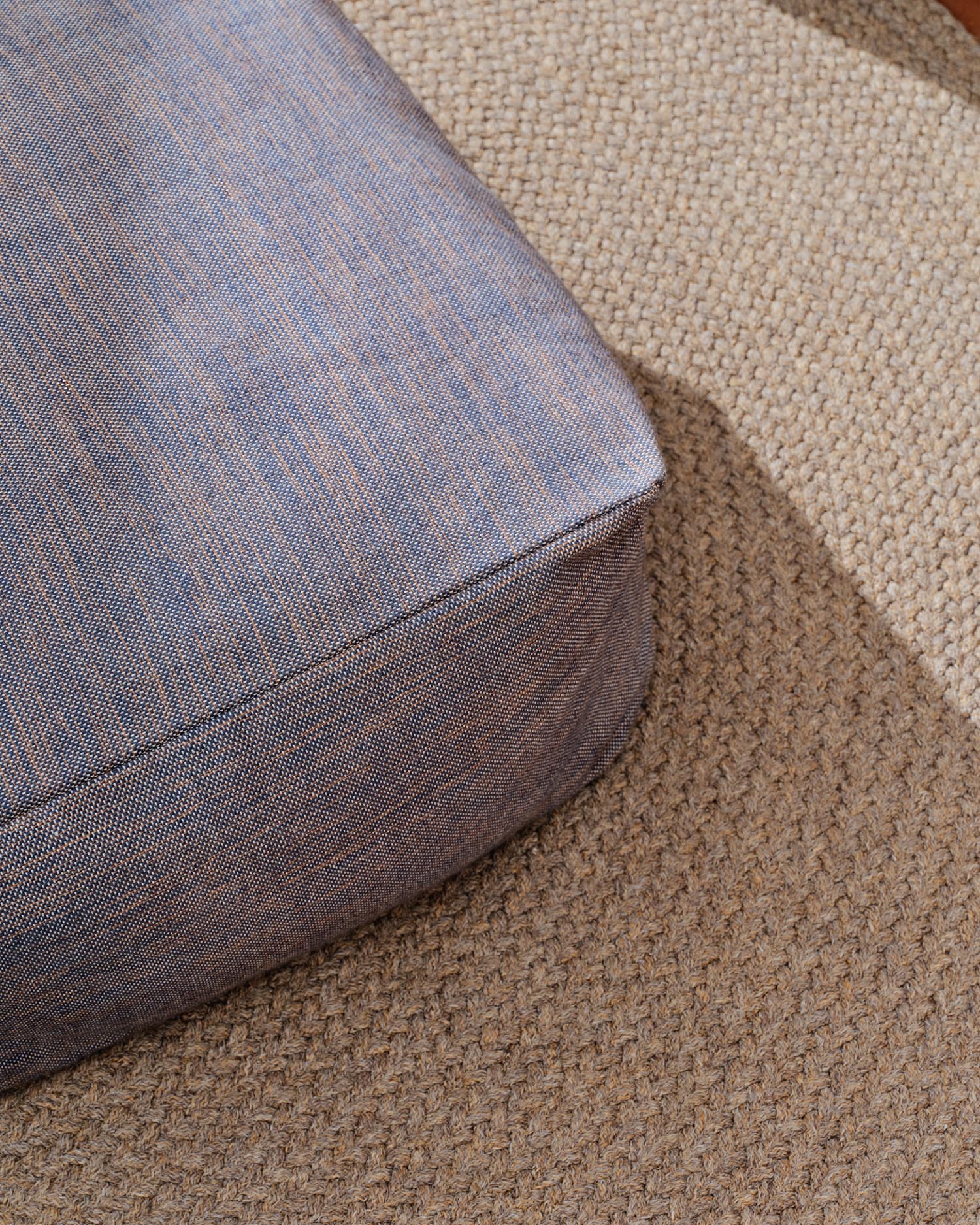 Pouf Vedell 100 % PET dunkelblau 60 x 60 x 30 cm   in Dunkelblau präsentiert im Onlineshop von KAQTU Design AG. Pouf ist von Kave Home