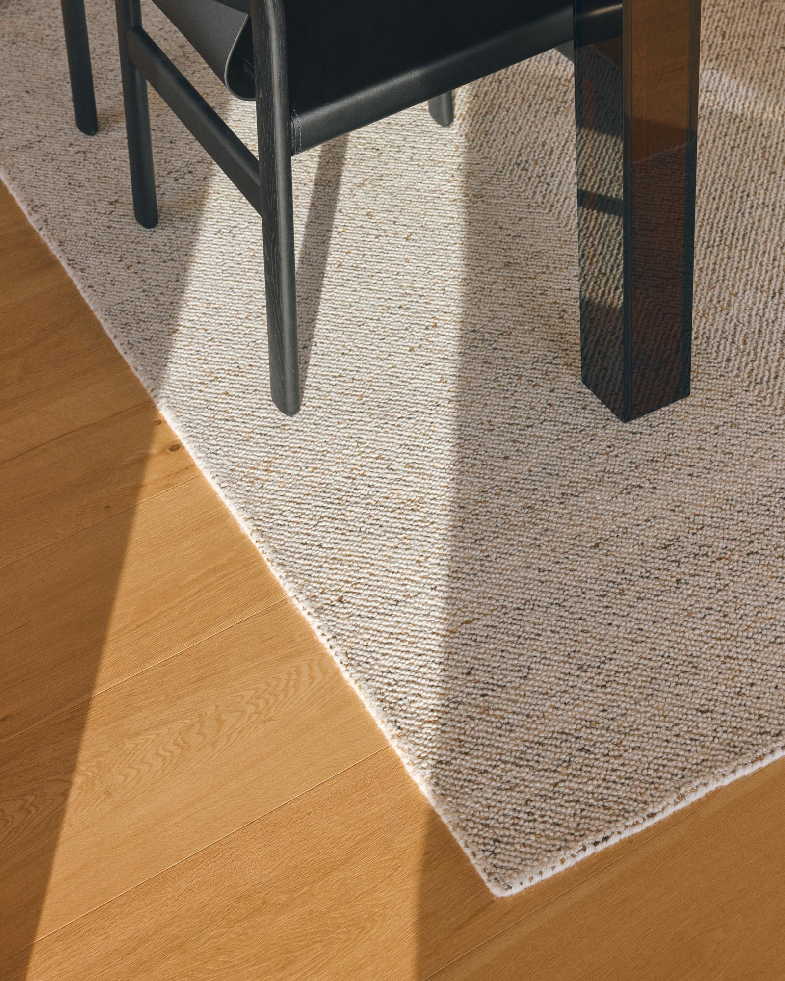 Eleganter Teppich Lenuo in Écru, gefertigt aus Wolle und Baumwolle, mit stilvollem Jacquardmuster, ideal für jedes Wohnambiente.