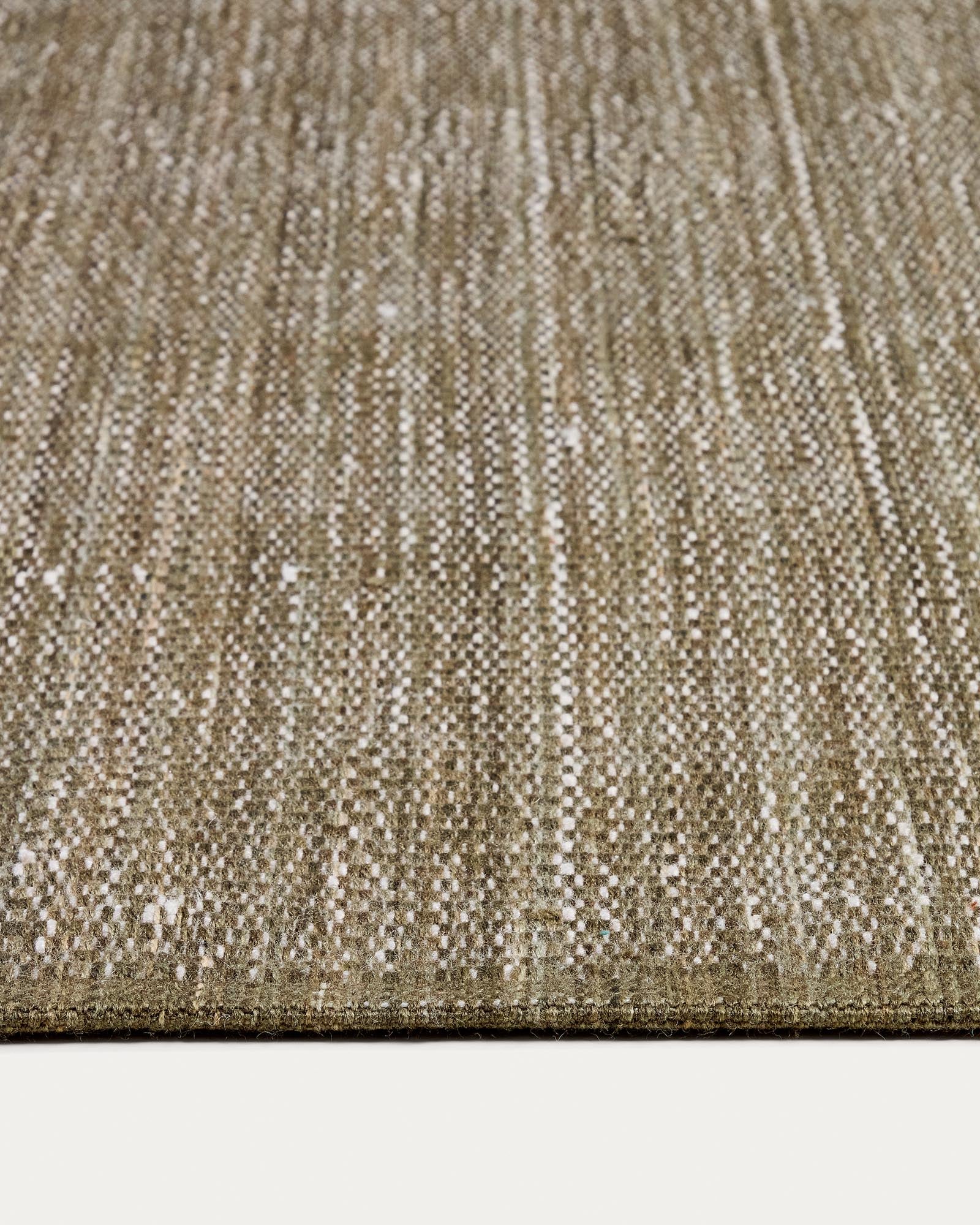 Moderner Teppich Tirla in frischem Grün, gefertigt aus 100 % recyceltem PET, ideal für stilvolle Wohnräume, Maße 200 x 300 cm.
