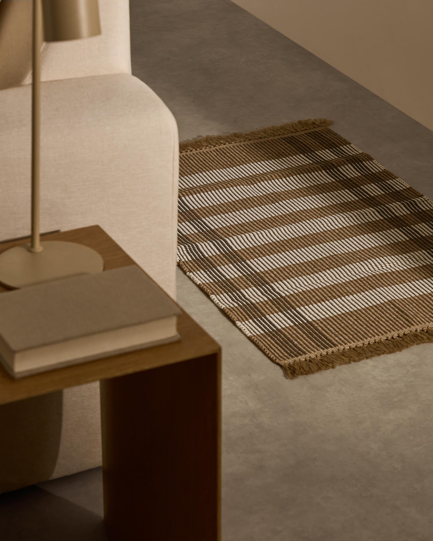 Entdecken Sie den stilvollen Teppich Barani in Braun und Beige (60 x 90 cm) von Kave Home. Handgefertigt, pflegeleicht und ideal für jeden Raum.