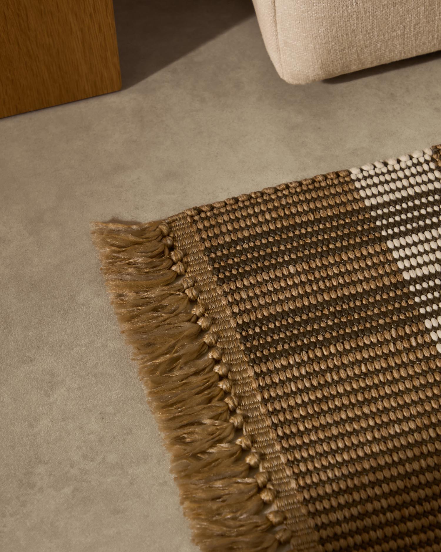 Teppich Barani aus synthetischen Fasern braun und beige 60 x 90 cm   in Beige präsentiert im Onlineshop von KAQTU Design AG. Teppich ist von Kave Home