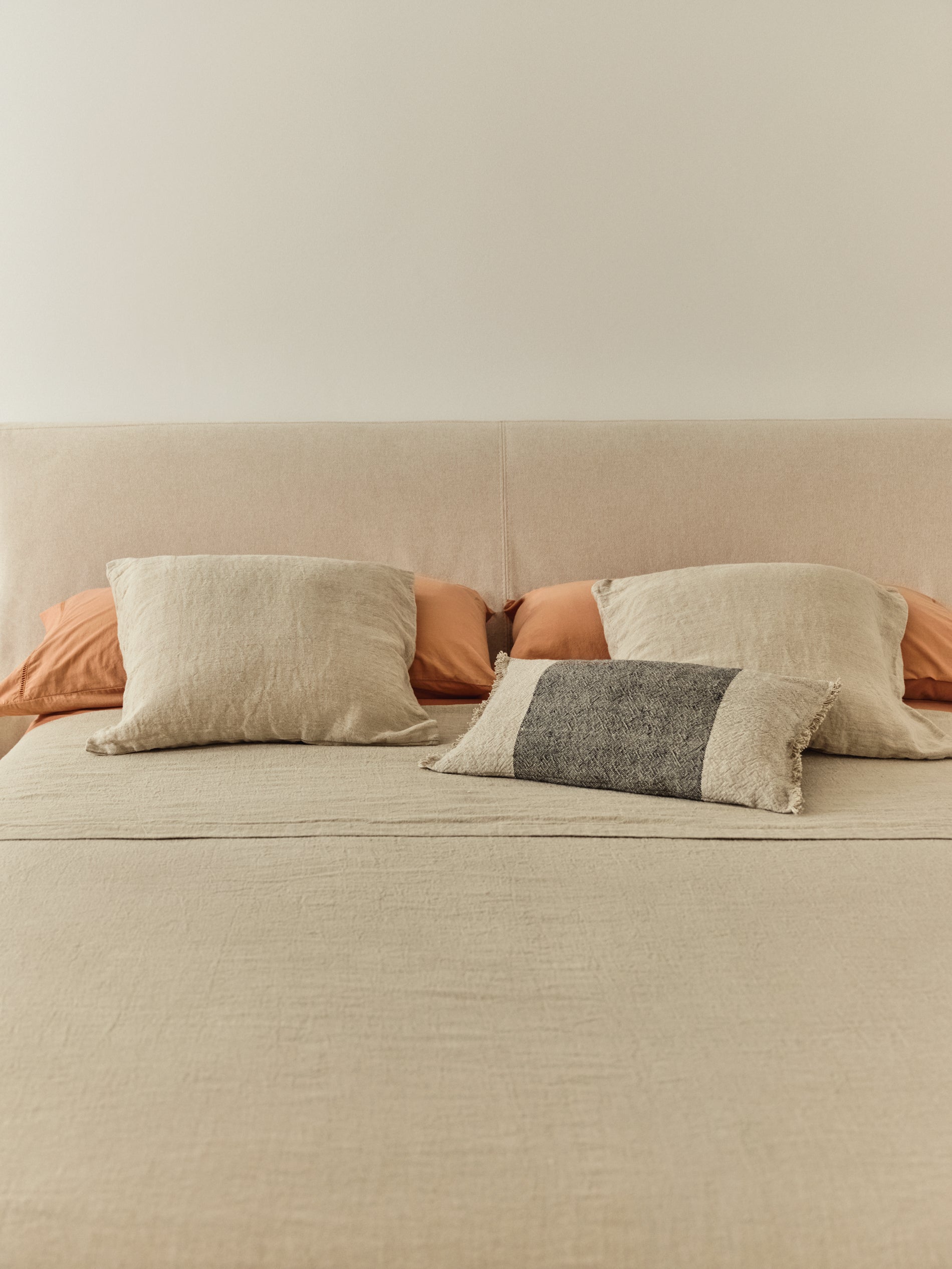 Tagesdecke Tandi aus 100 % Leinen in Beige für 150/160-cm-Betten in Natur präsentiert im Onlineshop von KAQTU Design AG. Wolldecke ist von Kave Home