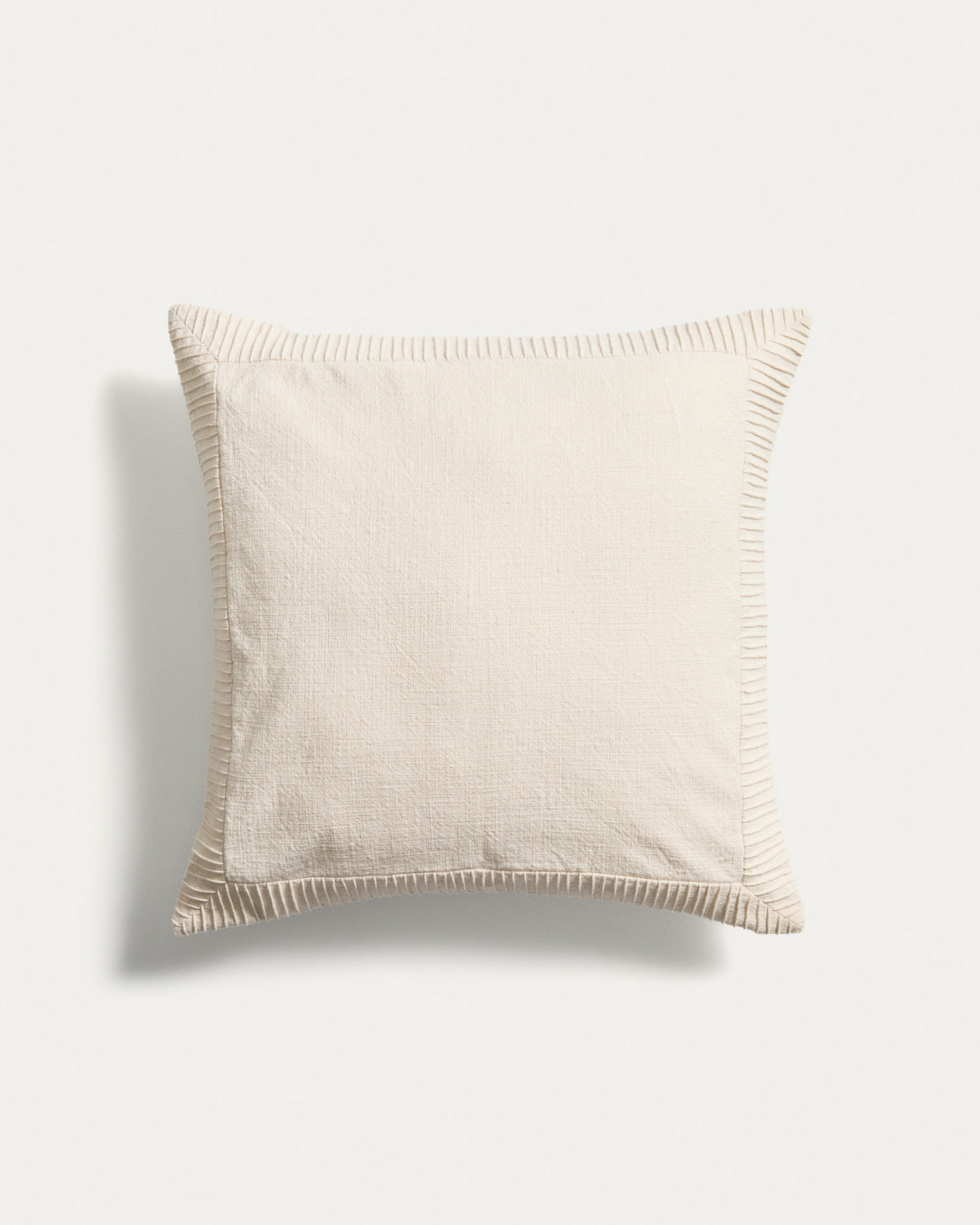 Kissenbezug Luadia aus Baumwolle mit Plisseedetail in Ecru, 50 x 50 cm in Ecru präsentiert im Onlineshop von KAQTU Design AG. Deko Kissenbezug ist von Kave Home