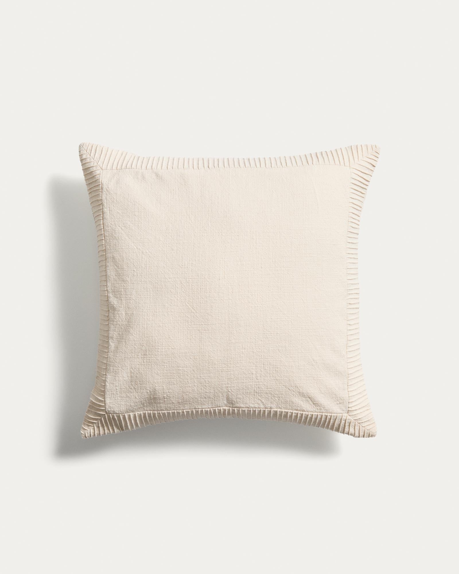 Kissenbezug Luadia aus Baumwolle mit Plisseedetail in Ecru, 50 x 50 cm in Ecru präsentiert im Onlineshop von KAQTU Design AG. Deko Kissenbezug ist von Kave Home