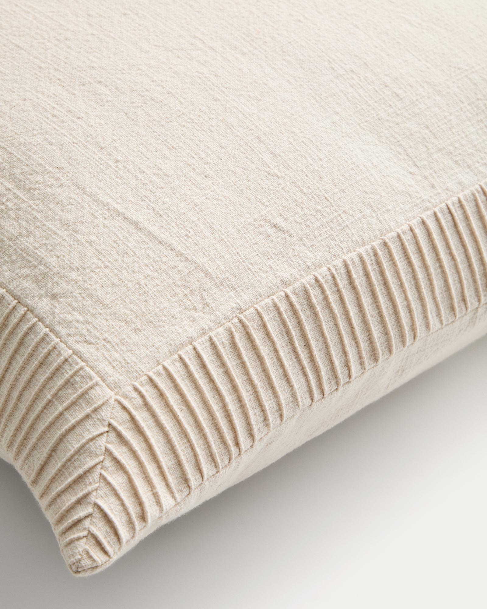 Eleganter Kissenbezug Luadia in Ecru mit feinem Plisseedetail, 50 x 50 cm, ideal für stilvolle Wohnakzente von Kave Home.