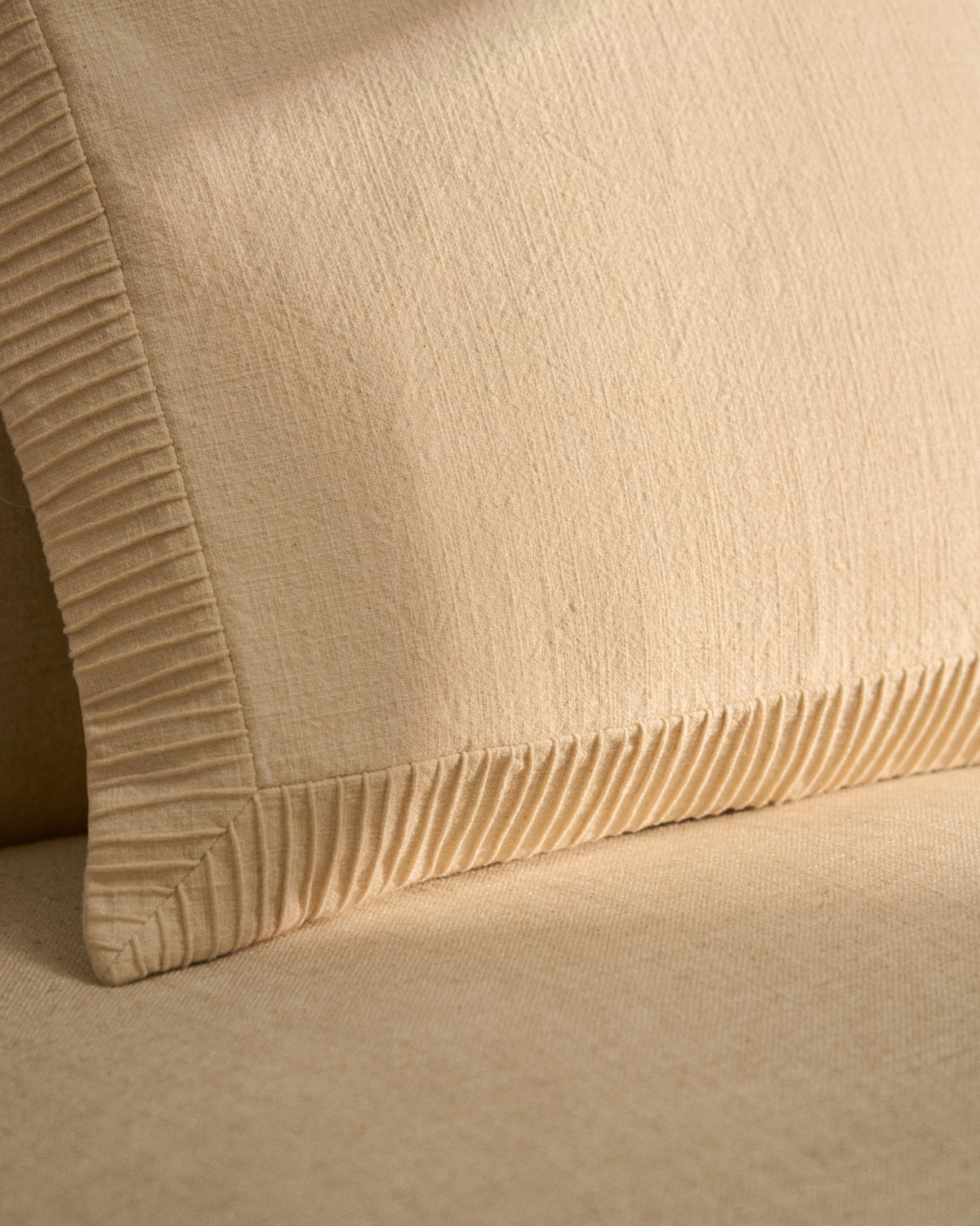 Kissenbezug Luadia aus Baumwolle mit Plisseedetail in Ecru, 50 x 50 cm in Ecru präsentiert im Onlineshop von KAQTU Design AG. Deko Kissenbezug ist von Kave Home