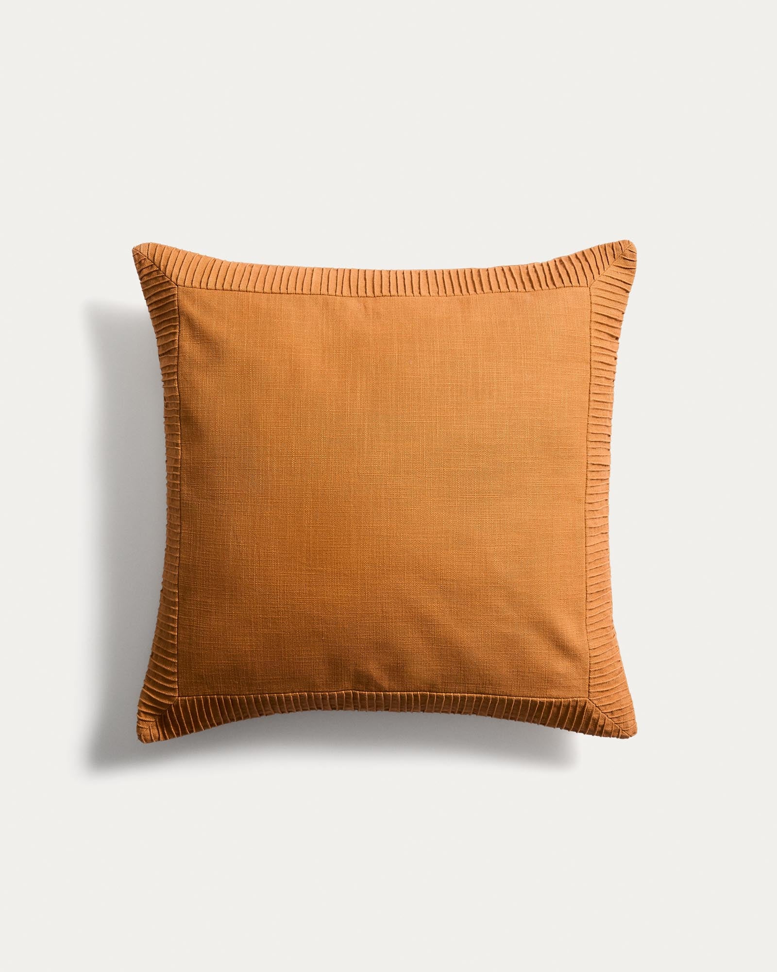 Kissenbezug Luadia aus Baumwolle mit Plisseedetail in Orange, 50 x 50 cm in Orange präsentiert im Onlineshop von KAQTU Design AG. Deko Kissenbezug ist von Kave Home