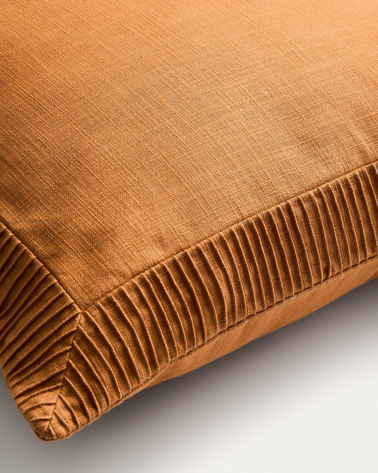 Stylischer Kissenbezug Luadia in leuchtendem Orange, aus hochwertiger Baumwolle mit elegantem Plisseedetail, 50 x 50 cm, ideal für moderne Wohnräume.