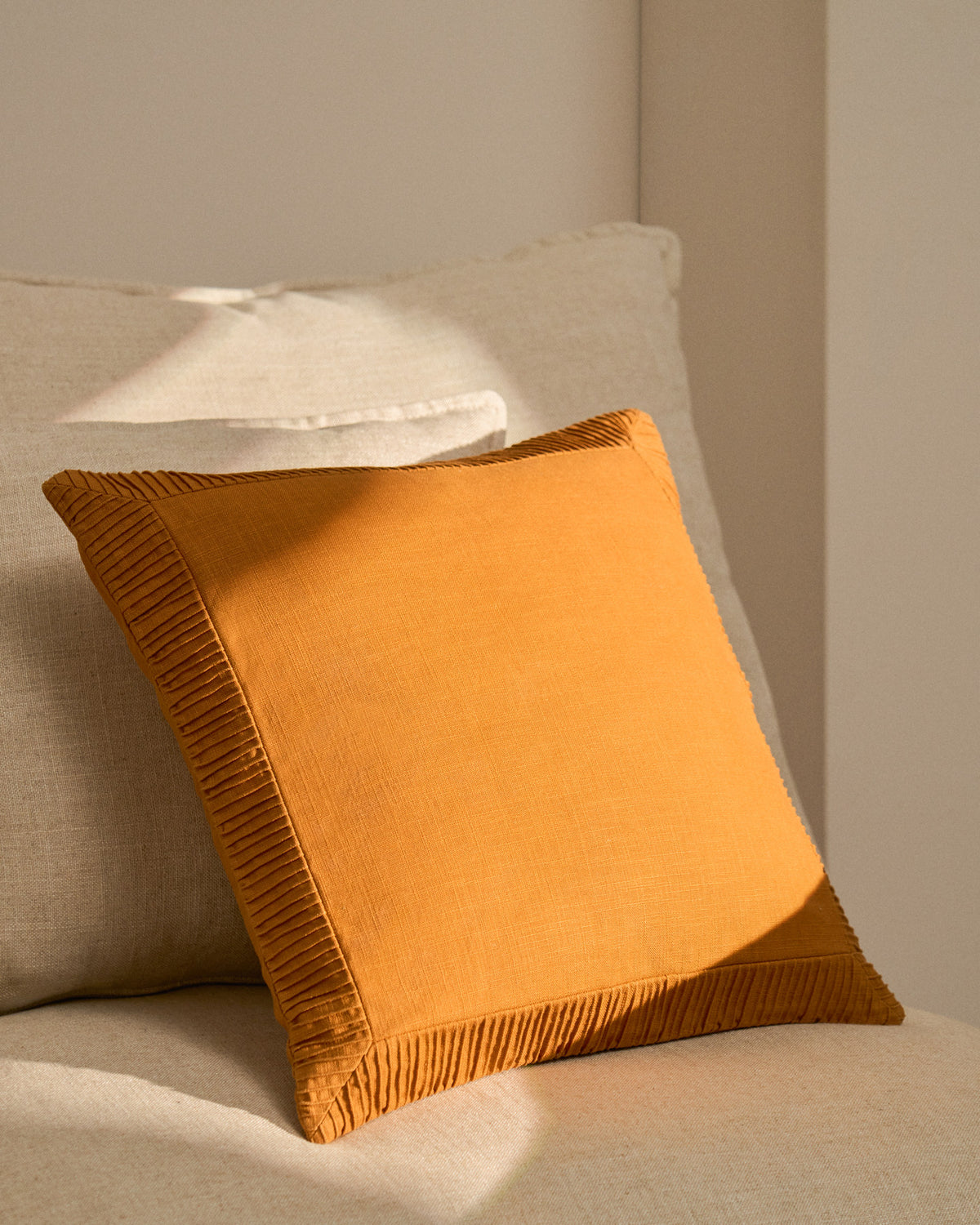 Kissenbezug Luadia aus Baumwolle mit Plisseedetail in Orange, 50 x 50 cm in Orange präsentiert im Onlineshop von KAQTU Design AG. Deko Kissenbezug ist von Kave Home