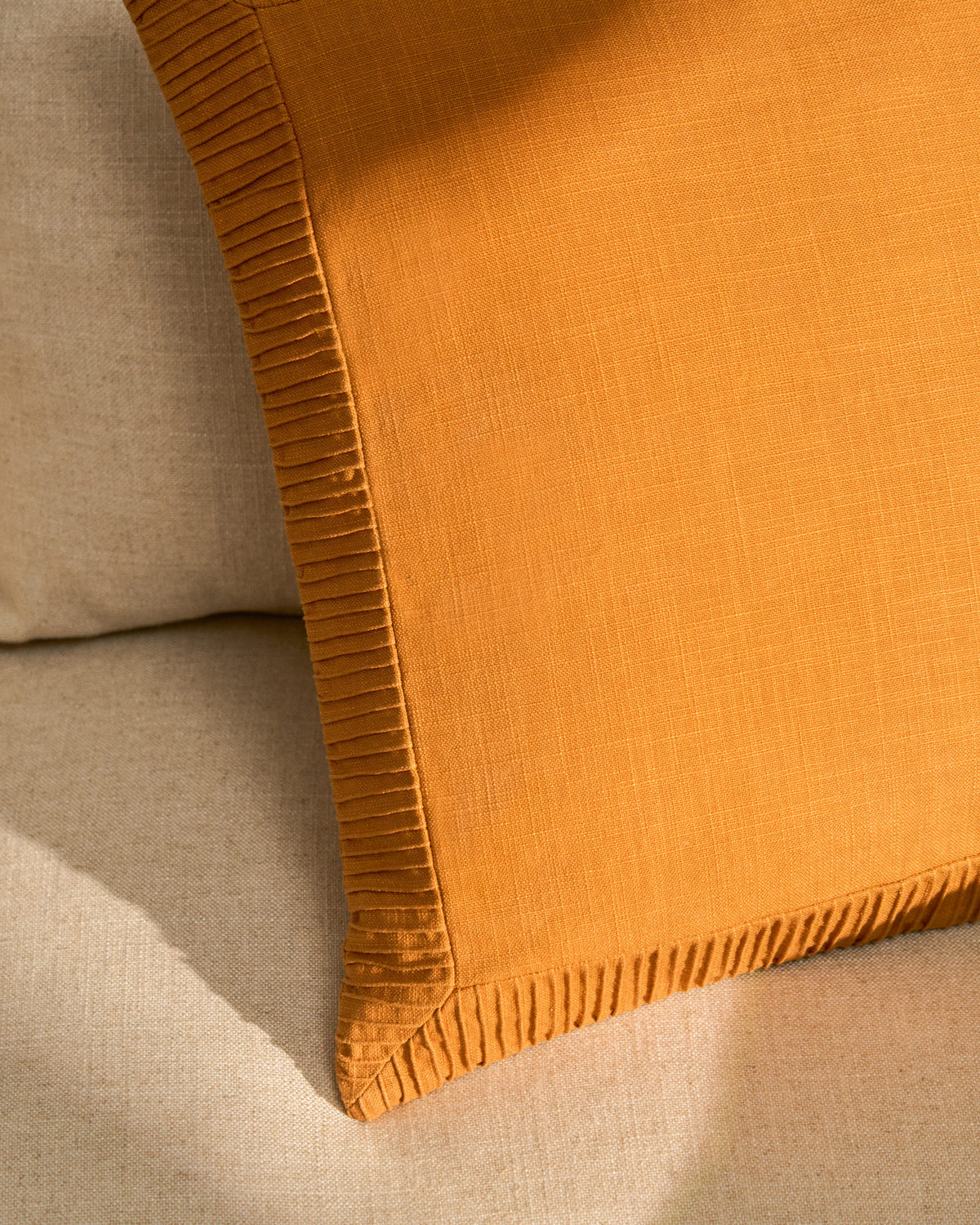 Kissenbezug Luadia aus Baumwolle mit Plisseedetail in Orange, 50 x 50 cm in Orange präsentiert im Onlineshop von KAQTU Design AG. Deko Kissenbezug ist von Kave Home