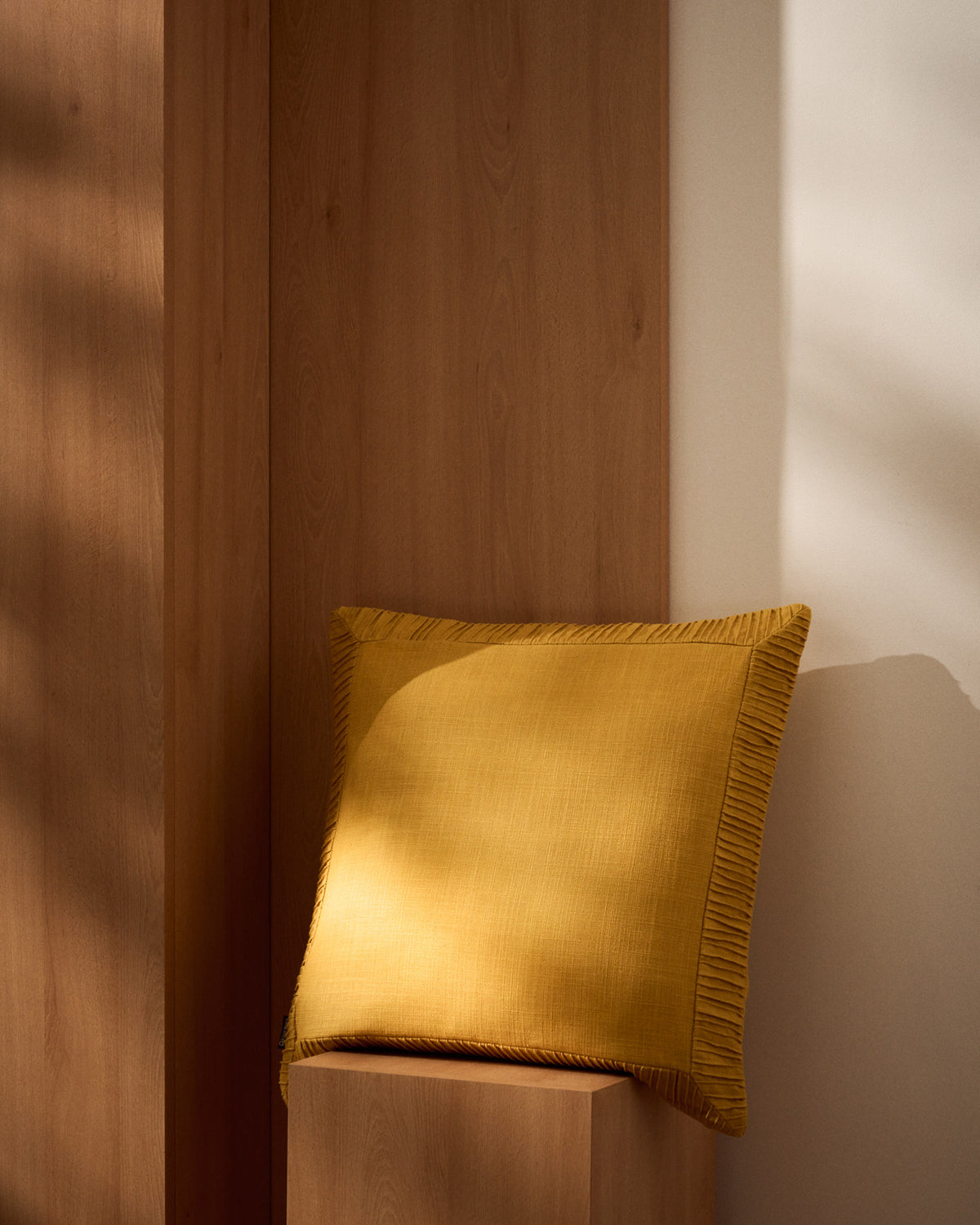 Kissenbezug Luadia aus Baumwolle mit Plisseedetail in Gelb, 50 x 50 cm in Gelb präsentiert im Onlineshop von KAQTU Design AG. Deko Kissenbezug ist von Kave Home