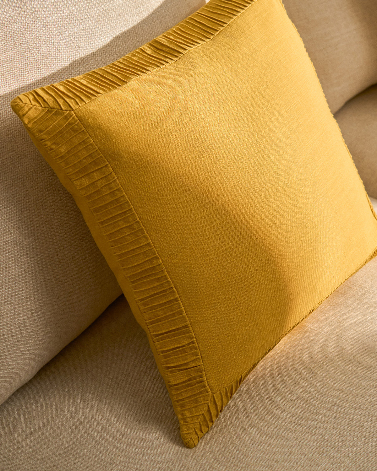 Kissenbezug Luadia aus Baumwolle mit Plisseedetail in Gelb, 50 x 50 cm in Gelb präsentiert im Onlineshop von KAQTU Design AG. Deko Kissenbezug ist von Kave Home