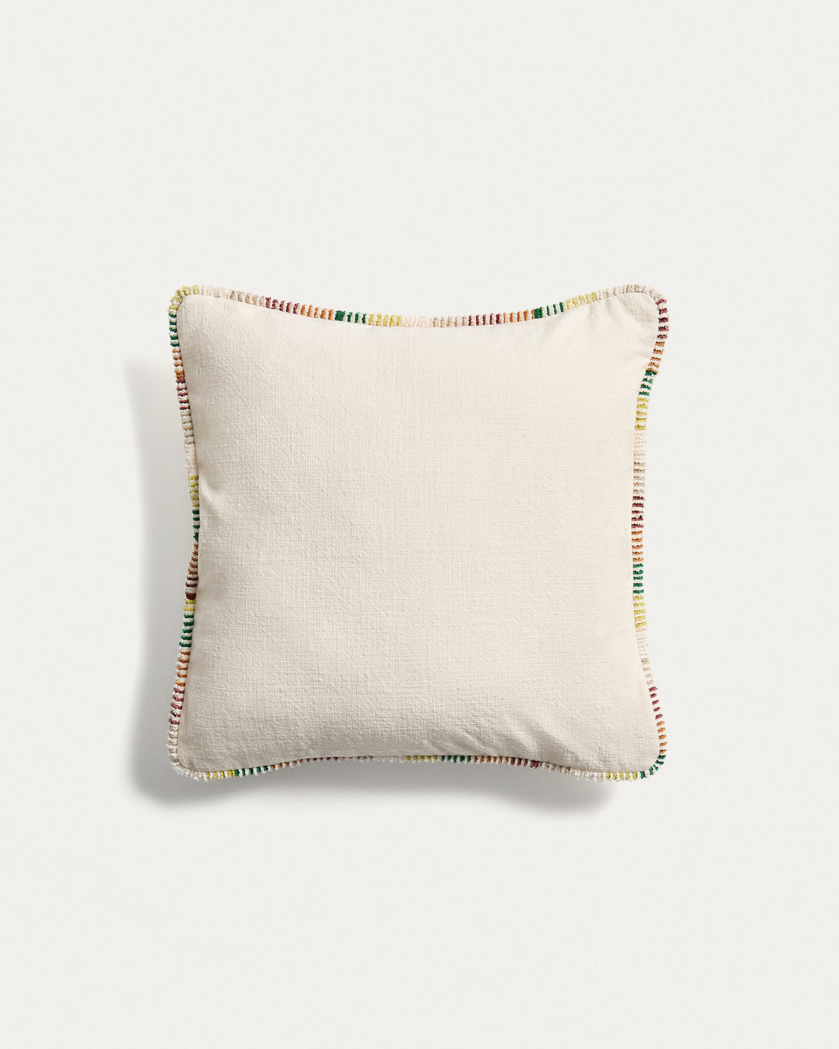 Kissenbezug Enari aus Baumwolle in Naturfarbe mit mehrfarbiger Kontrastpaspel 45 x 45 cm in Mehrfarbig präsentiert im Onlineshop von KAQTU Design AG. Deko Kissenbezug ist von Kave Home