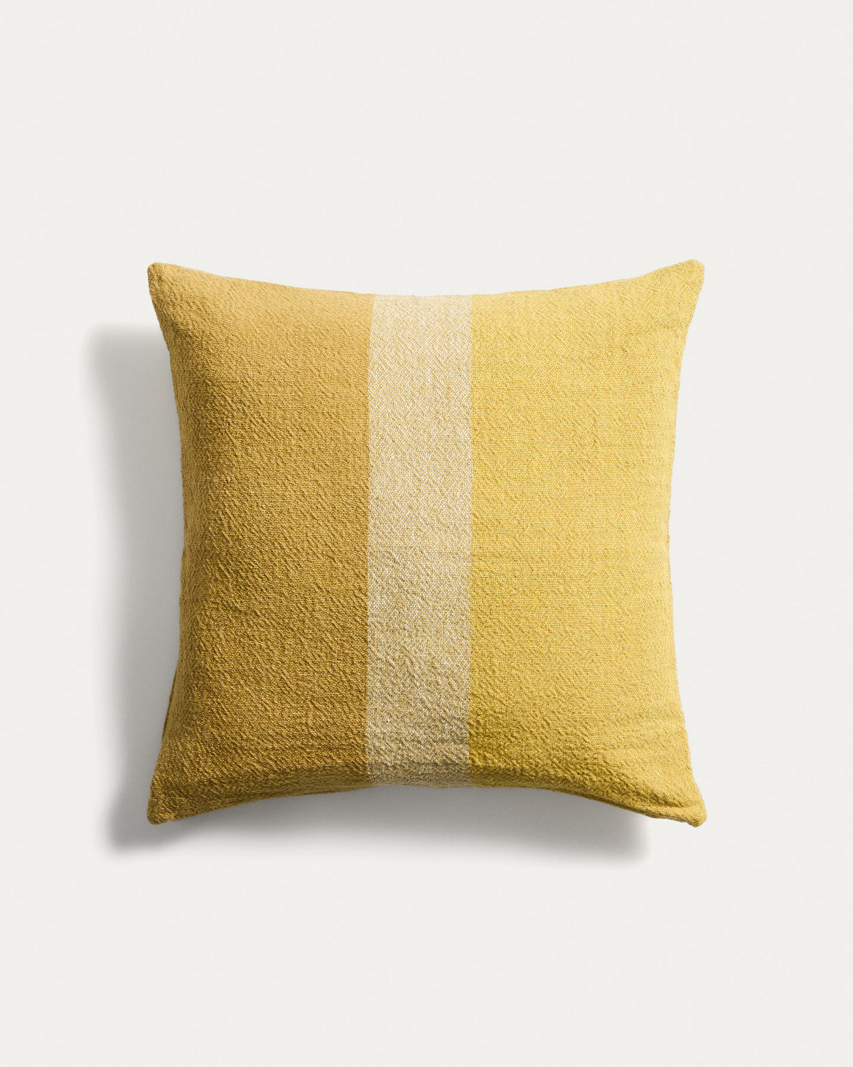 Kissenbezug Nurei aus Baumwolle und Leinen in Gelb, 50 x 50 cm in Gelb präsentiert im Onlineshop von KAQTU Design AG. Deko Kissenbezug ist von Kave Home