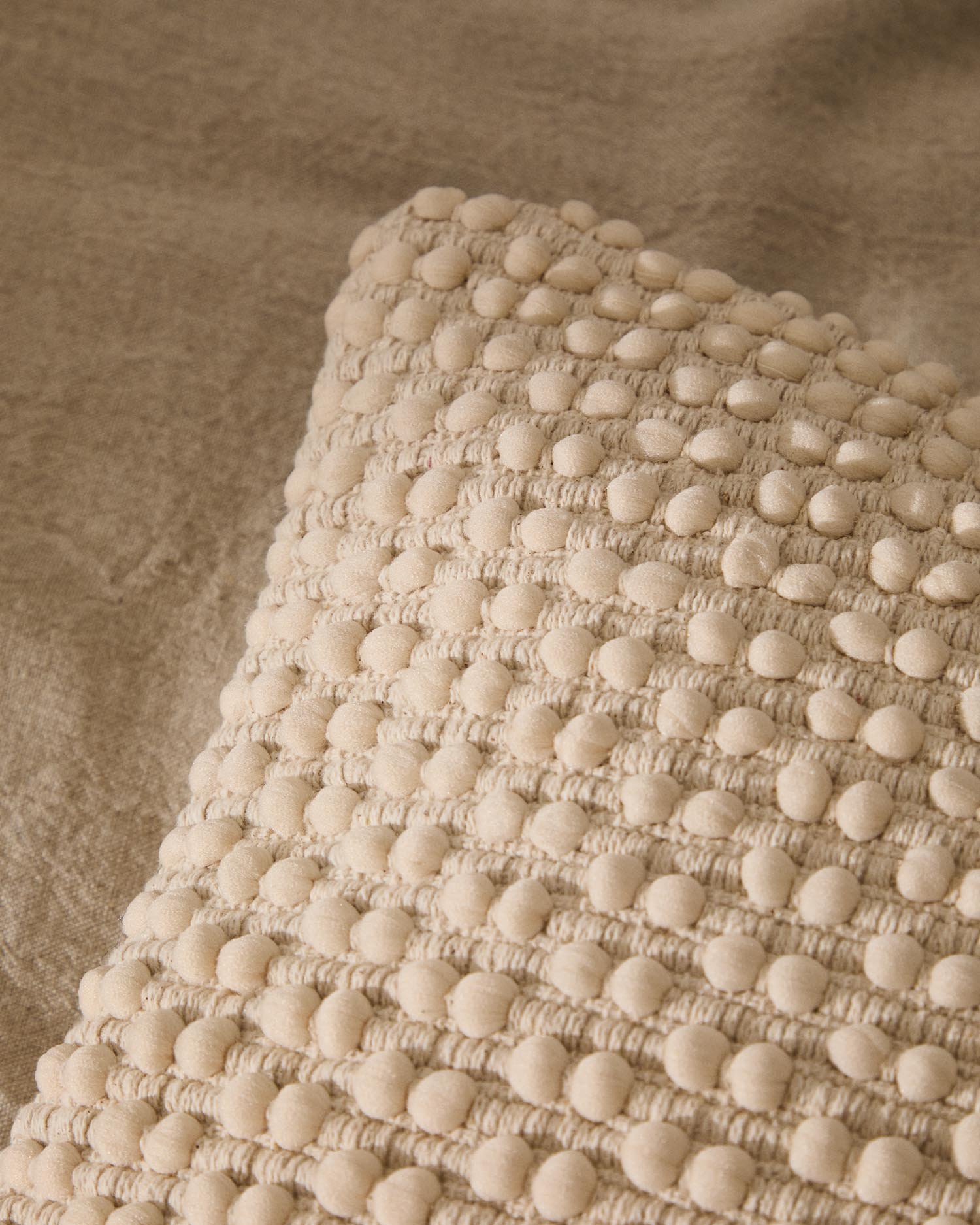 Kissenhülle Mascarell aus weisser Baumwolle und Polyester 40 x 60 cm in Weiss präsentiert im Onlineshop von KAQTU Design AG. Deko Kissenbezug ist von Kave Home