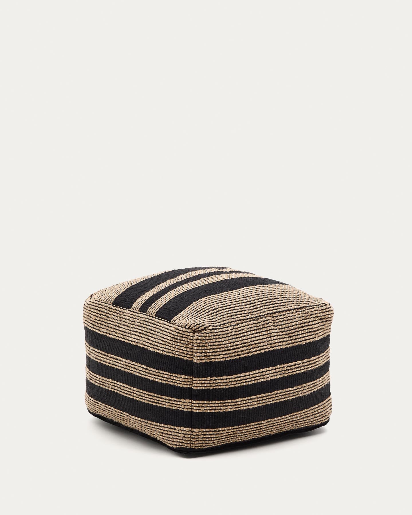 Pouf Aylin aus Baumwolle mit Jutestickerei in Beige und Schwarz 60 x 60 cm in Schwarz präsentiert im Onlineshop von KAQTU Design AG. Pouf ist von Kave Home