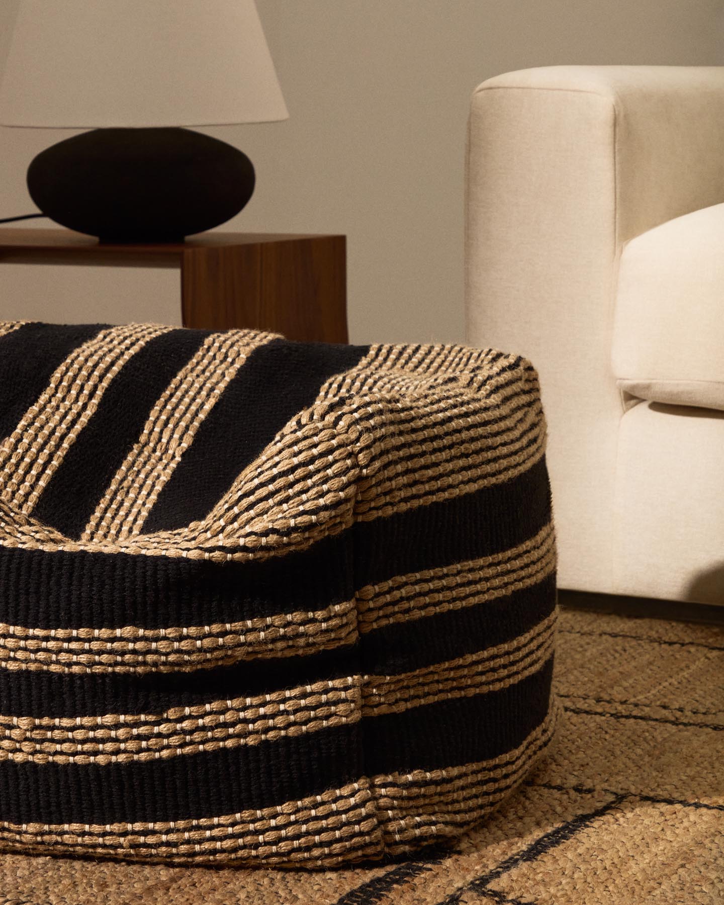 Pouf Aylin aus Baumwolle mit Jutestickerei in Beige und Schwarz 60 x 60 cm in Schwarz präsentiert im Onlineshop von KAQTU Design AG. Pouf ist von Kave Home