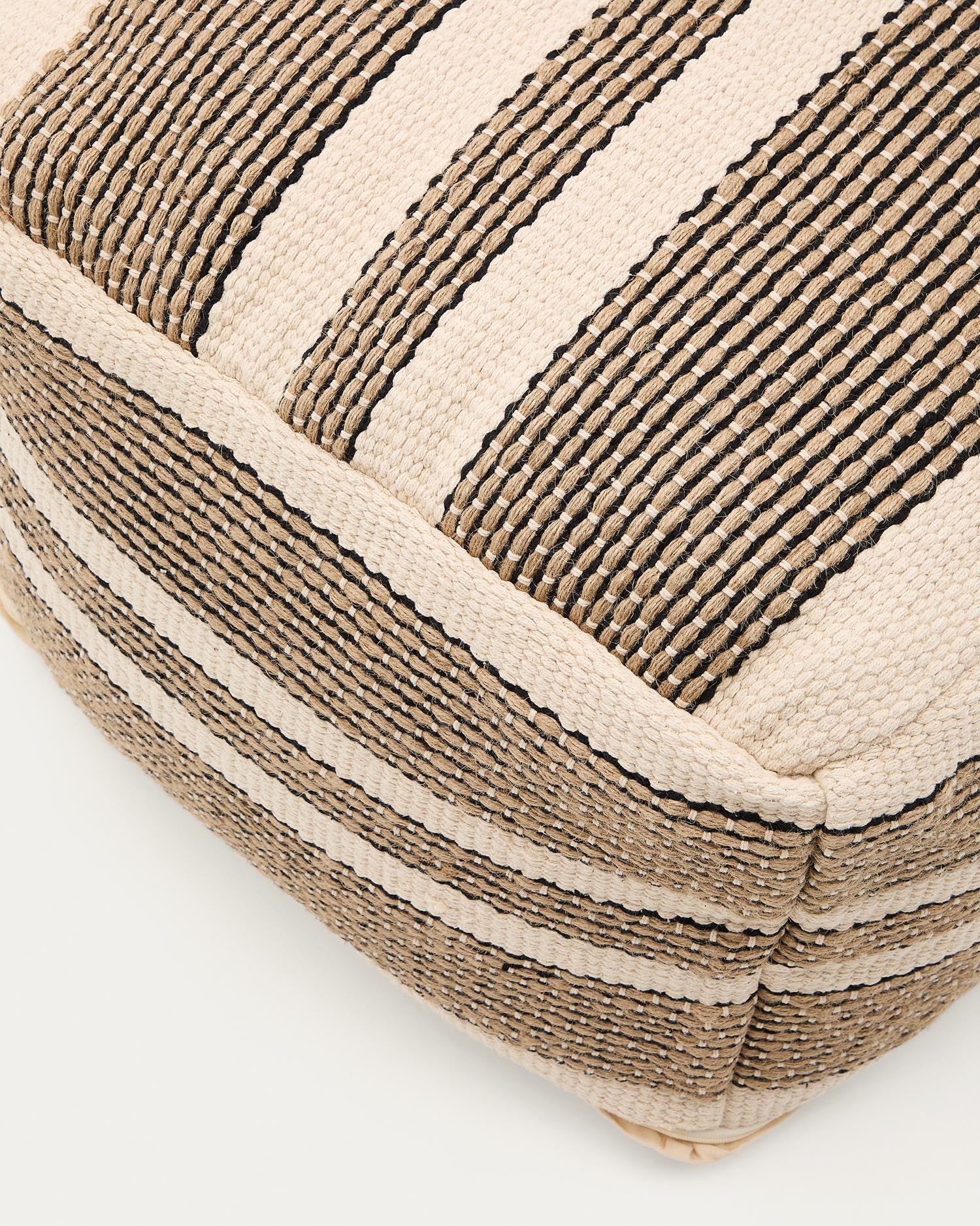 Pouf-Hülle Aylin aus Baumwolle mit Jutestickerei in Beige 60 x 60 cm in Natur präsentiert im Onlineshop von KAQTU Design AG. Pouf ist von Kave Home