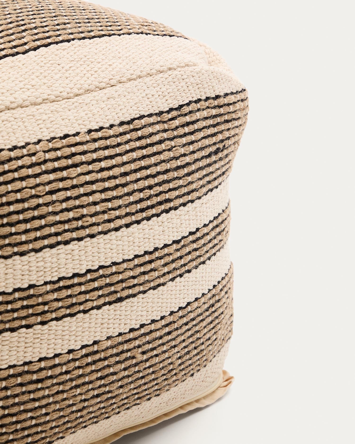 Pouf-Hülle Aylin aus Baumwolle mit Jutestickerei in Beige 60 x 60 cm in Natur präsentiert im Onlineshop von KAQTU Design AG. Pouf ist von Kave Home